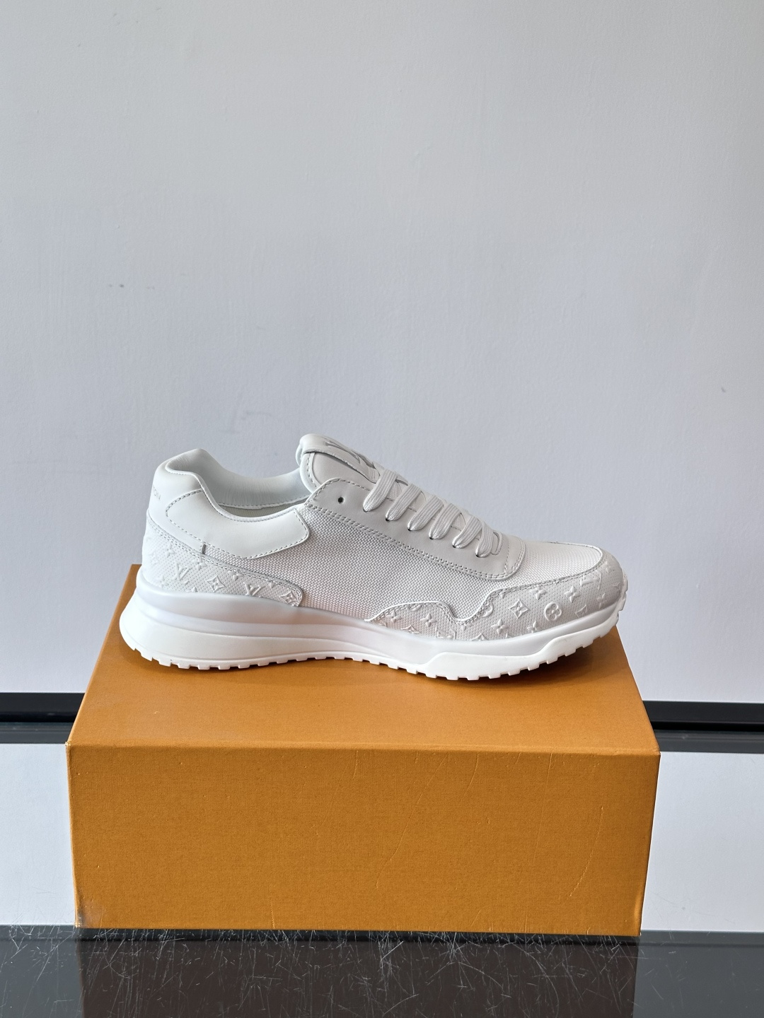 L.v 🆕RUN AWAY 运动鞋，本款 Run Away 运动鞋选用头层牛皮拼透气原版材质，楔形橡胶外