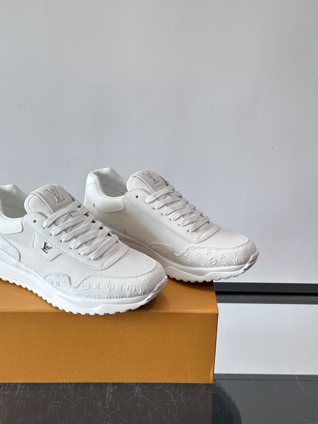 L.v 🆕RUN AWAY 运动鞋，本款 Run Away 运动鞋选用头层牛皮拼透气原版材质，楔形橡胶外
