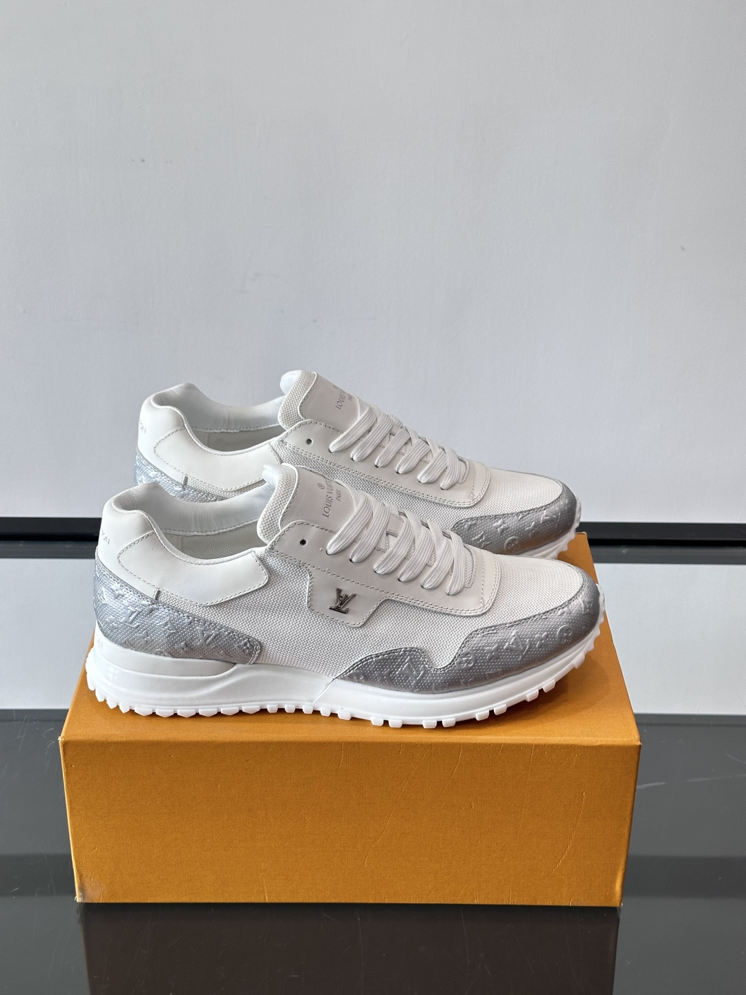 L.v 🆕RUN AWAY 运动鞋，本款 Run Away 运动鞋选用头层牛皮拼透气原版材质，楔形橡胶外