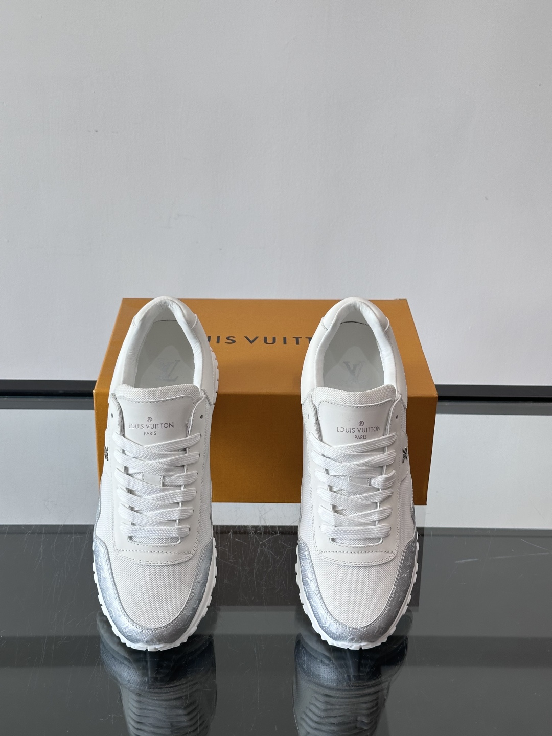 L.v 🆕RUN AWAY 运动鞋，本款 Run Away 运动鞋选用头层牛皮拼透气原版材质，楔形橡胶外