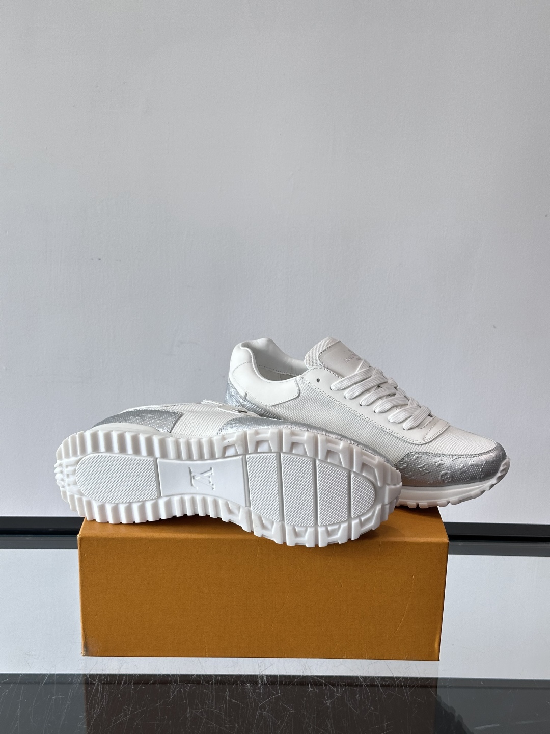 L.v 🆕RUN AWAY 运动鞋，本款 Run Away 运动鞋选用头层牛皮拼透气原版材质，楔形橡胶外