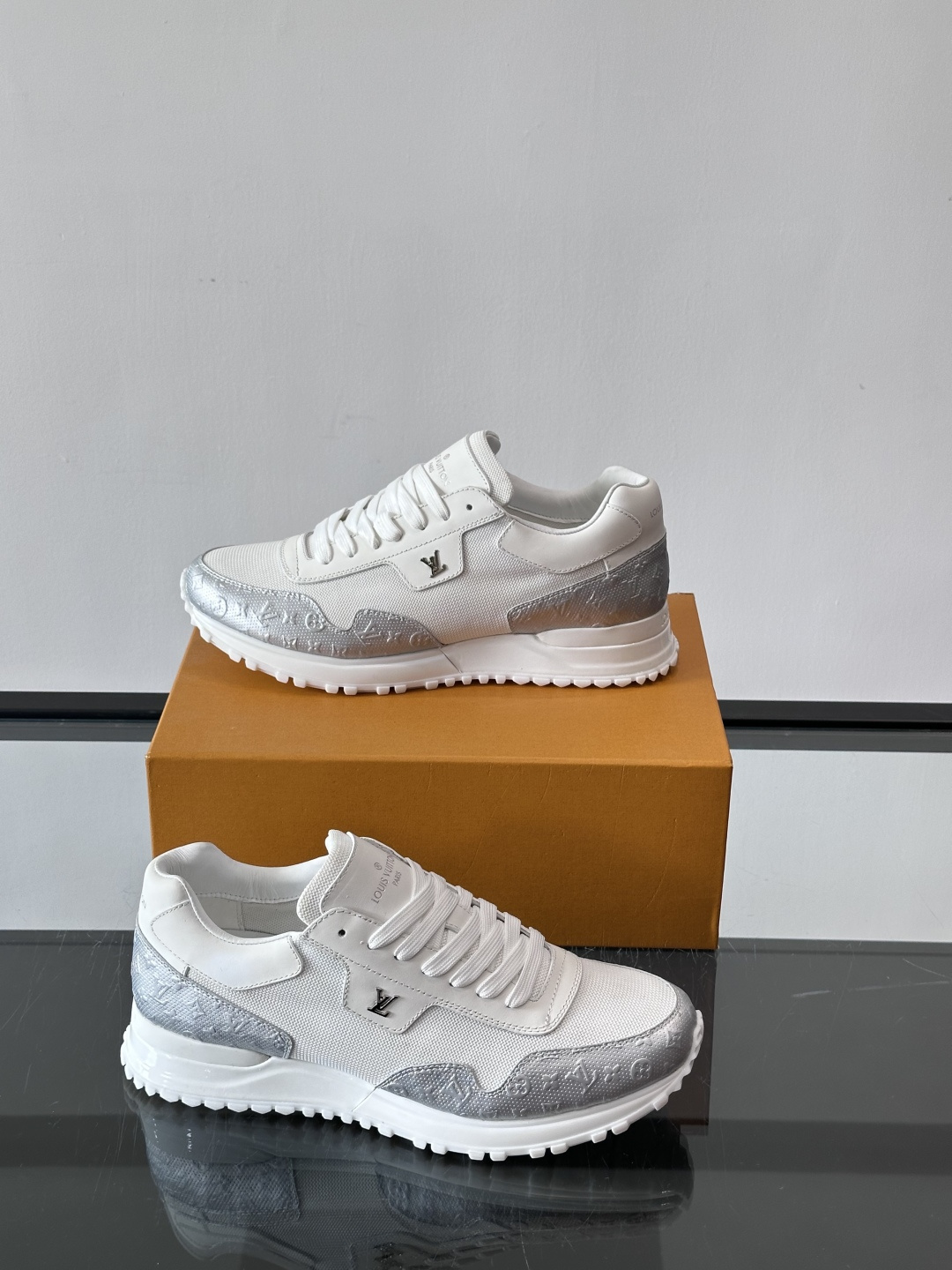 L.v 🆕RUN AWAY 运动鞋，本款 Run Away 运动鞋选用头层牛皮拼透气原版材质，楔形橡胶外