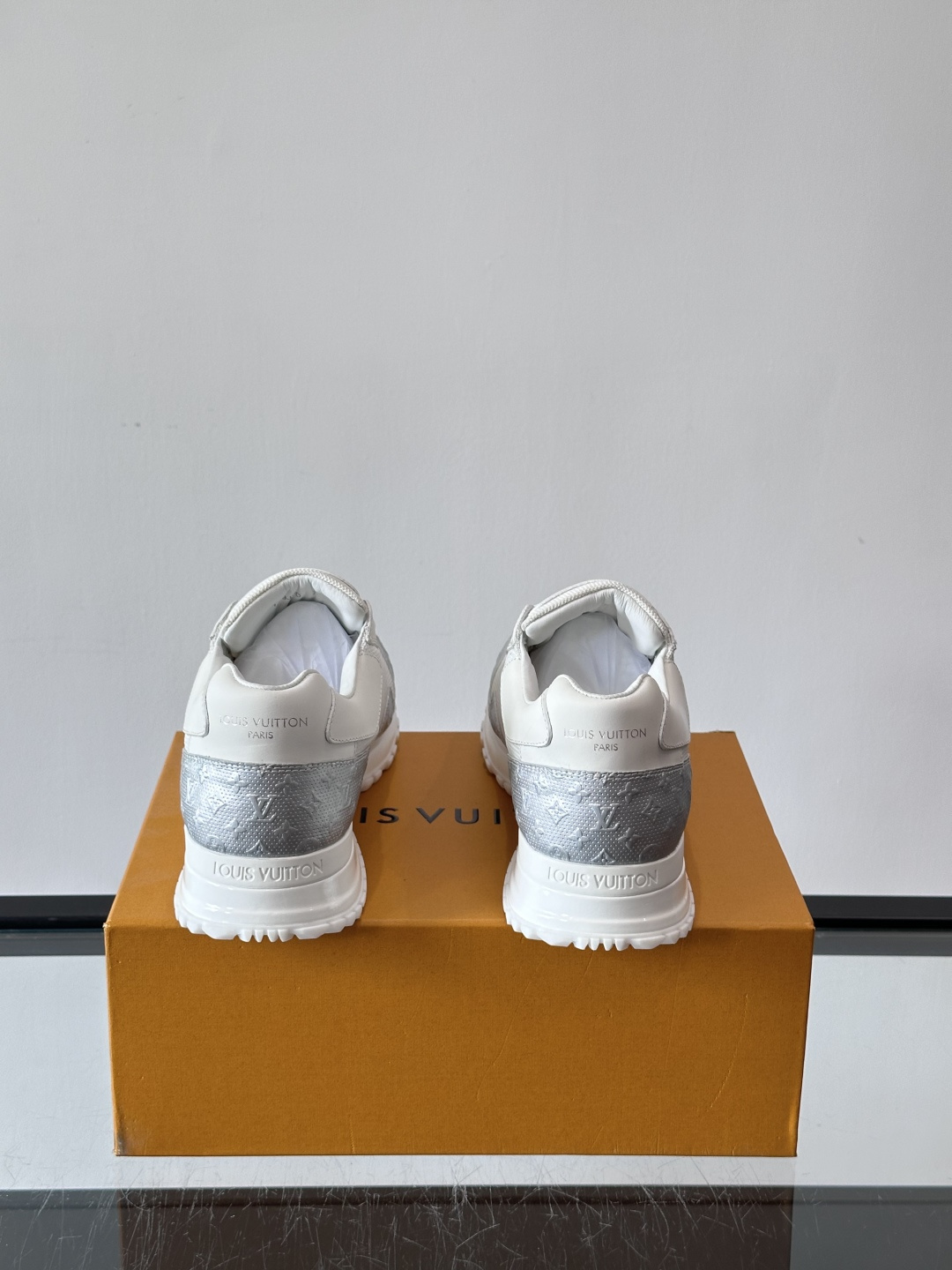 L.v 🆕RUN AWAY 运动鞋，本款 Run Away 运动鞋选用头层牛皮拼透气原版材质，楔形橡胶外