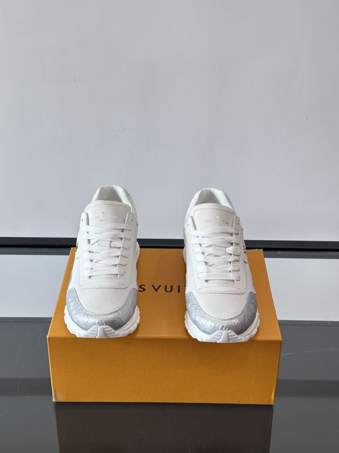 L.v 🆕RUN AWAY 运动鞋，本款 Run Away 运动鞋选用头层牛皮拼透气原版材质，楔形橡胶外