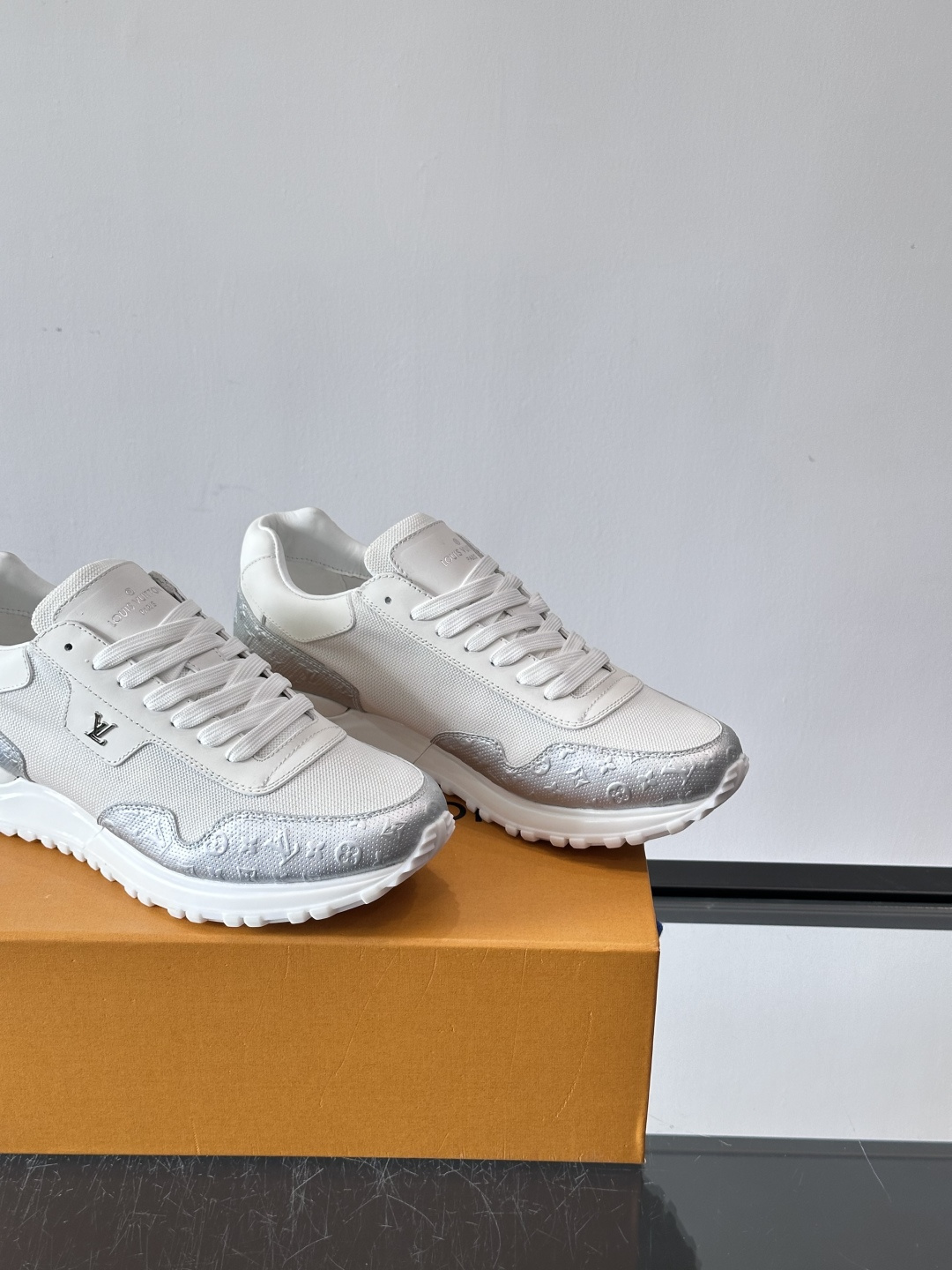 L.v 🆕RUN AWAY 运动鞋，本款 Run Away 运动鞋选用头层牛皮拼透气原版材质，楔形橡胶外