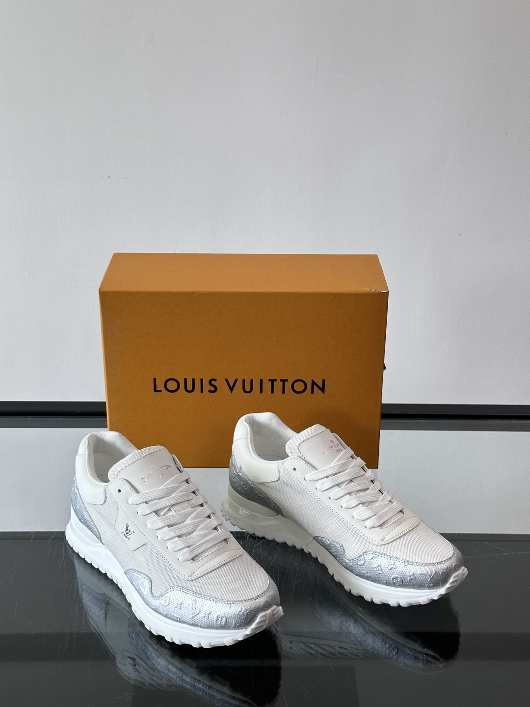 L.v 🆕RUN AWAY 运动鞋，本款 Run Away 运动鞋选用头层牛皮拼透气原版材质，楔形橡胶外