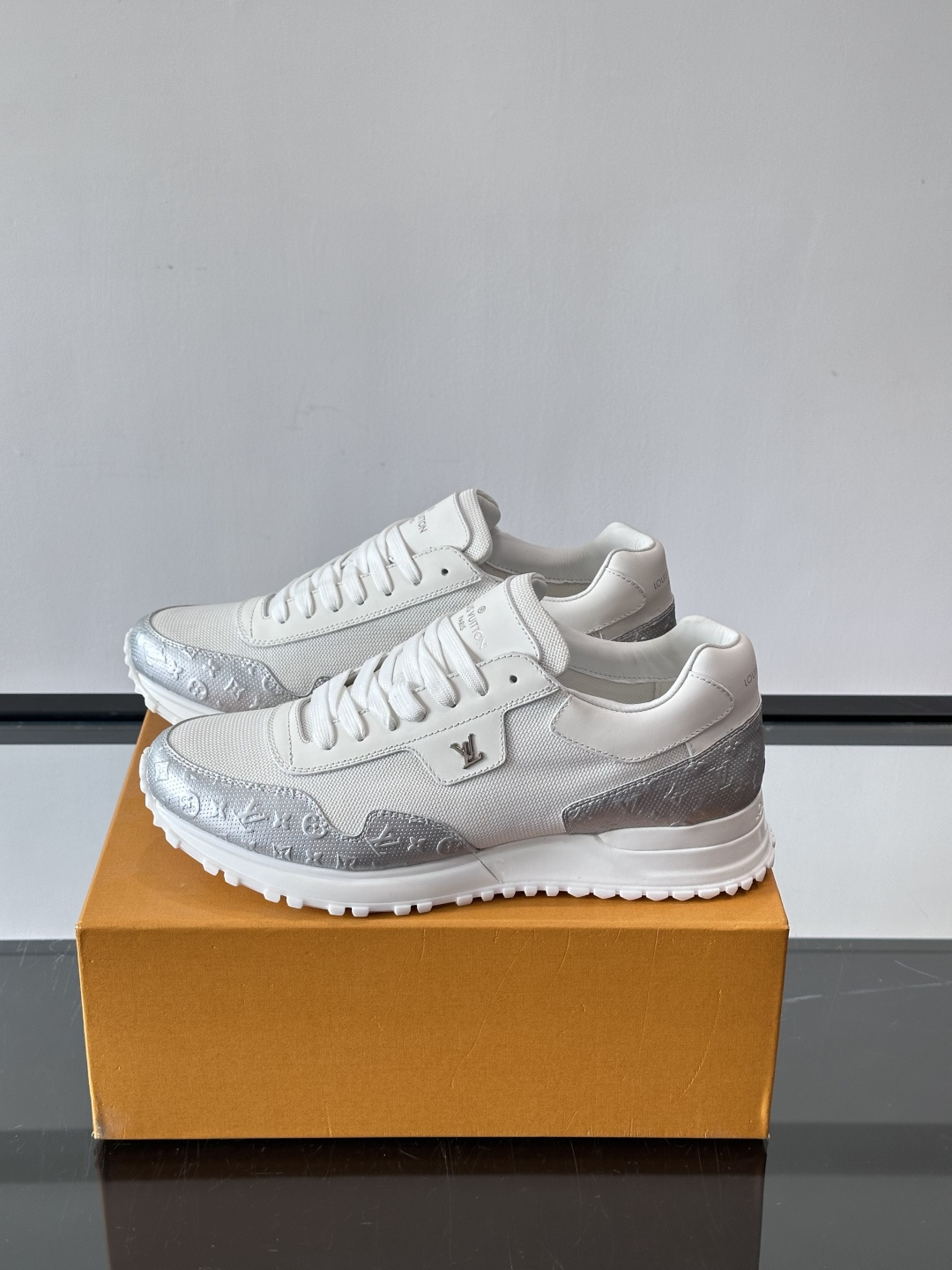 L.v 🆕RUN AWAY 运动鞋，本款 Run Away 运动鞋选用头层牛皮拼透气原版材质，楔形橡胶外