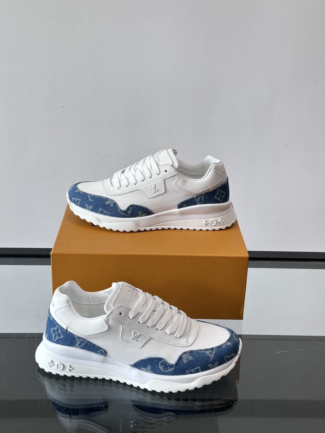 L.v 🆕RUN AWAY 运动鞋，本款 Run Away 运动鞋选用头层牛皮拼透气原版材质，楔形橡胶外