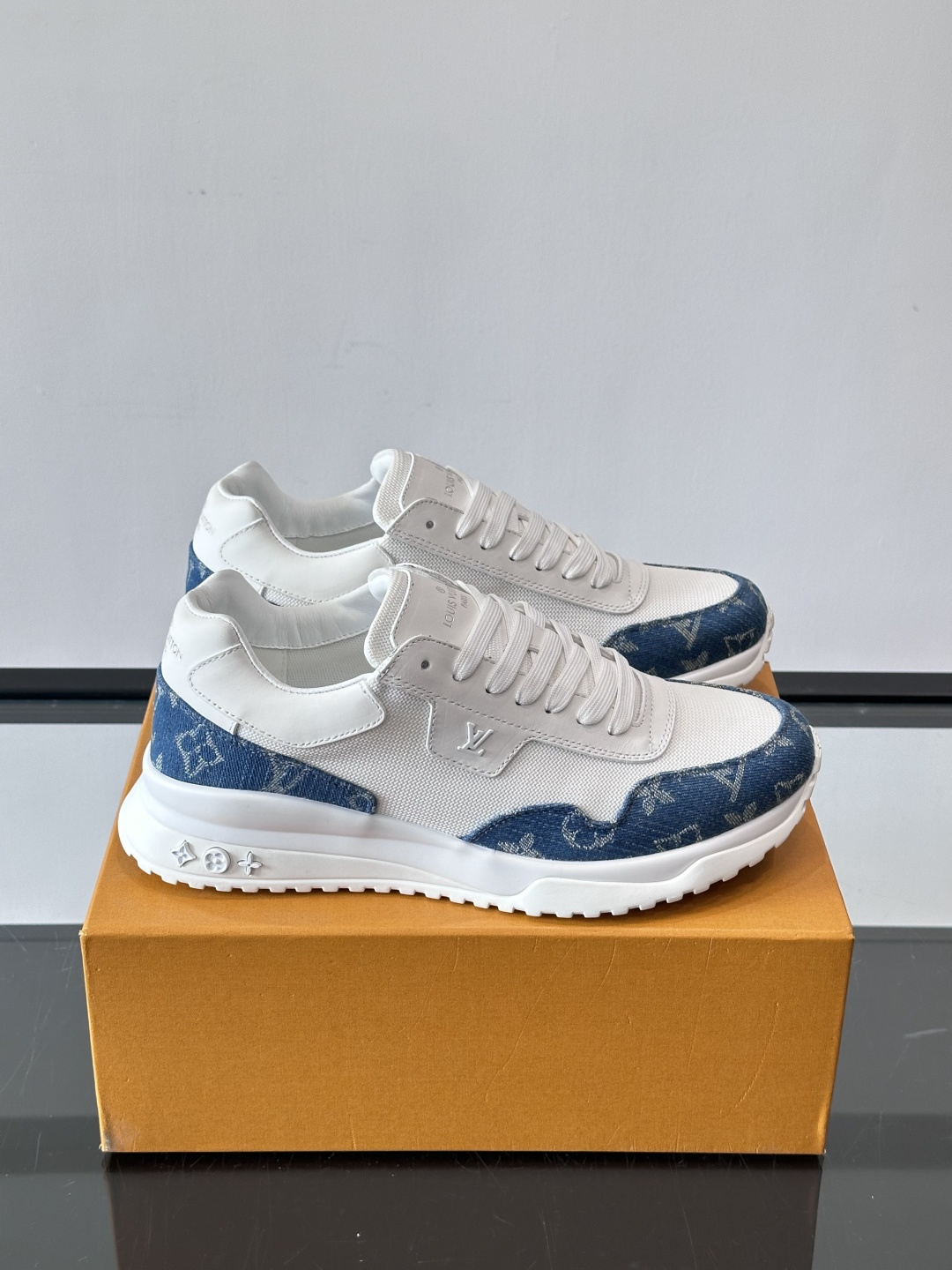 L.v 🆕RUN AWAY 运动鞋，本款 Run Away 运动鞋选用头层牛皮拼透气原版材质，楔形橡胶外