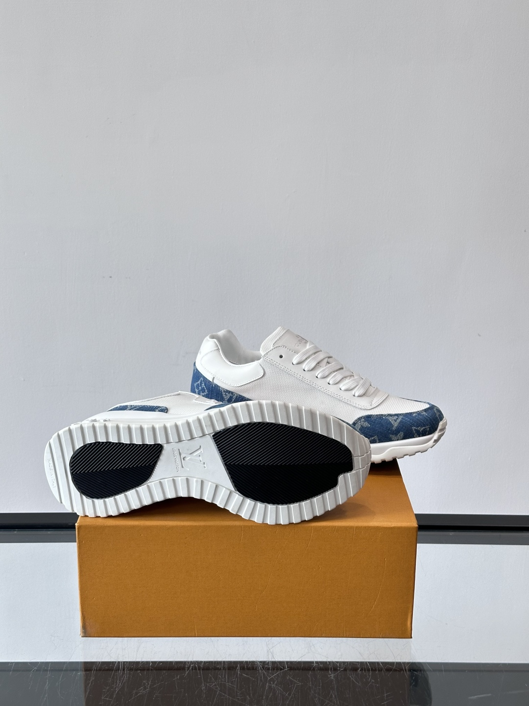 L.v 🆕RUN AWAY 运动鞋，本款 Run Away 运动鞋选用头层牛皮拼透气原版材质，楔形橡胶外