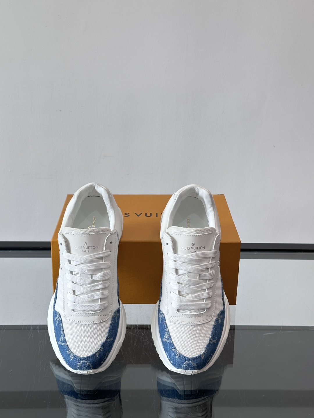 L.v 🆕RUN AWAY 运动鞋，本款 Run Away 运动鞋选用头层牛皮拼透气原版材质，楔形橡胶外