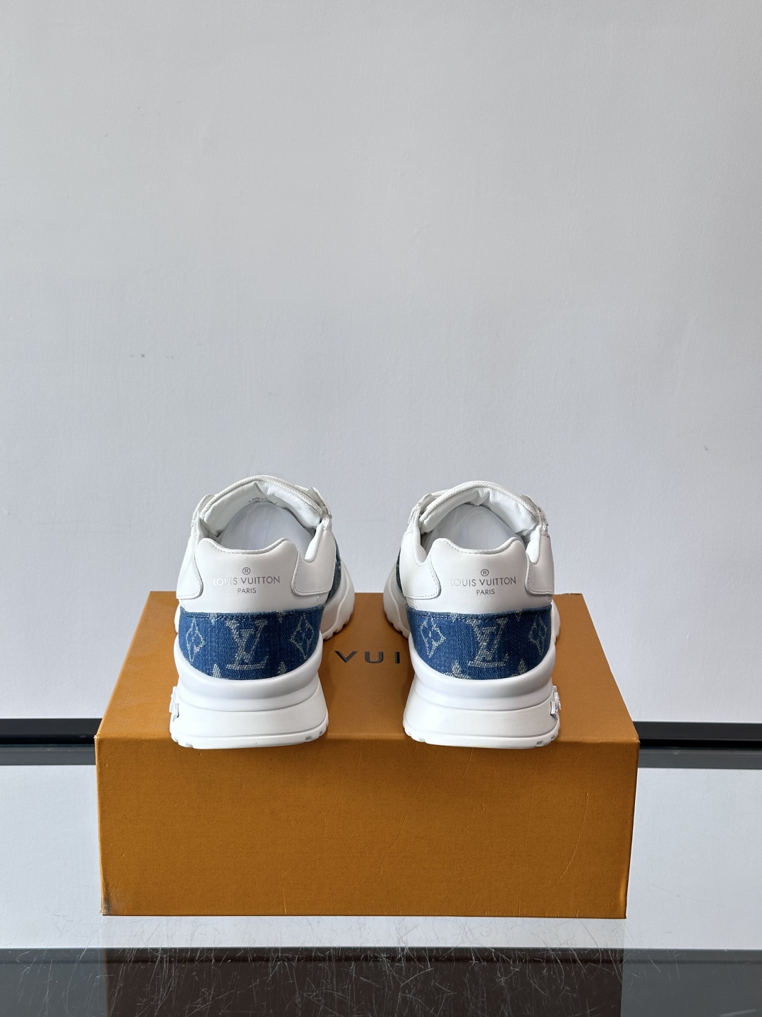 L.v 🆕RUN AWAY 运动鞋，本款 Run Away 运动鞋选用头层牛皮拼透气原版材质，楔形橡胶外