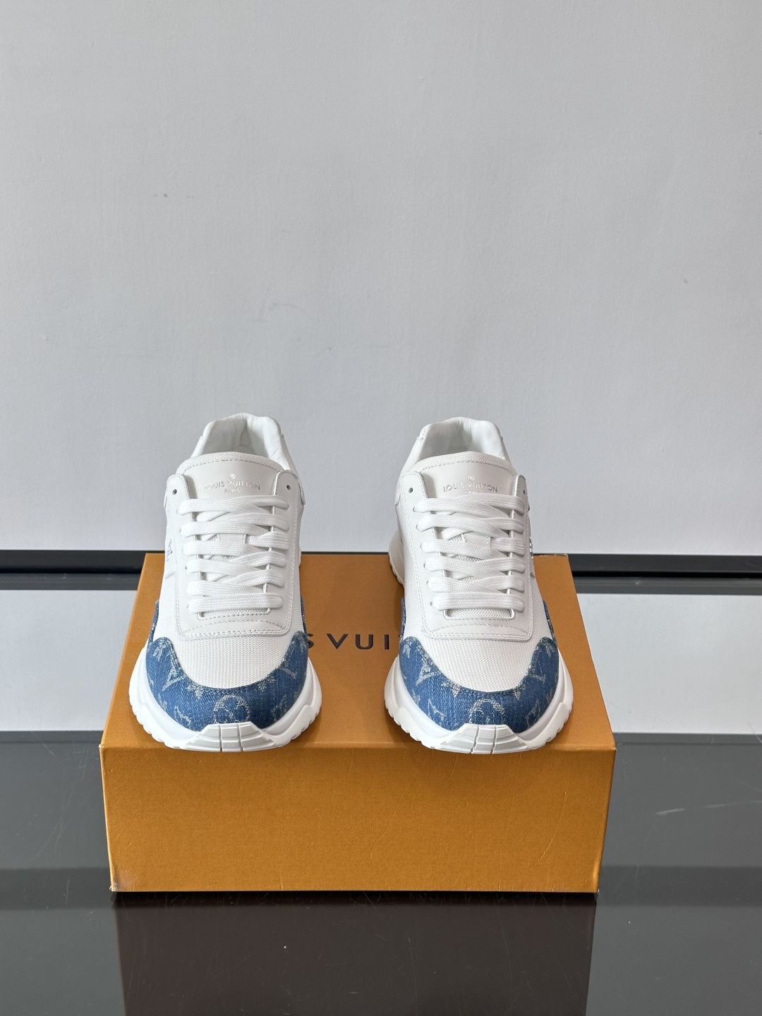 L.v 🆕RUN AWAY 运动鞋，本款 Run Away 运动鞋选用头层牛皮拼透气原版材质，楔形橡胶外