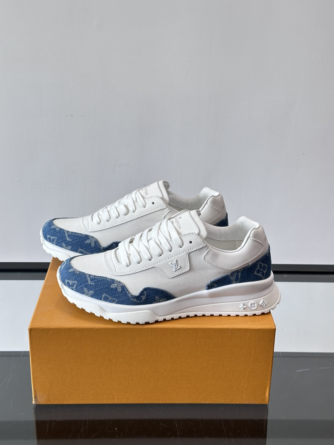 L.v 🆕RUN AWAY 运动鞋，本款 Run Away 运动鞋选用头层牛皮拼透气原版材质，楔形橡胶外