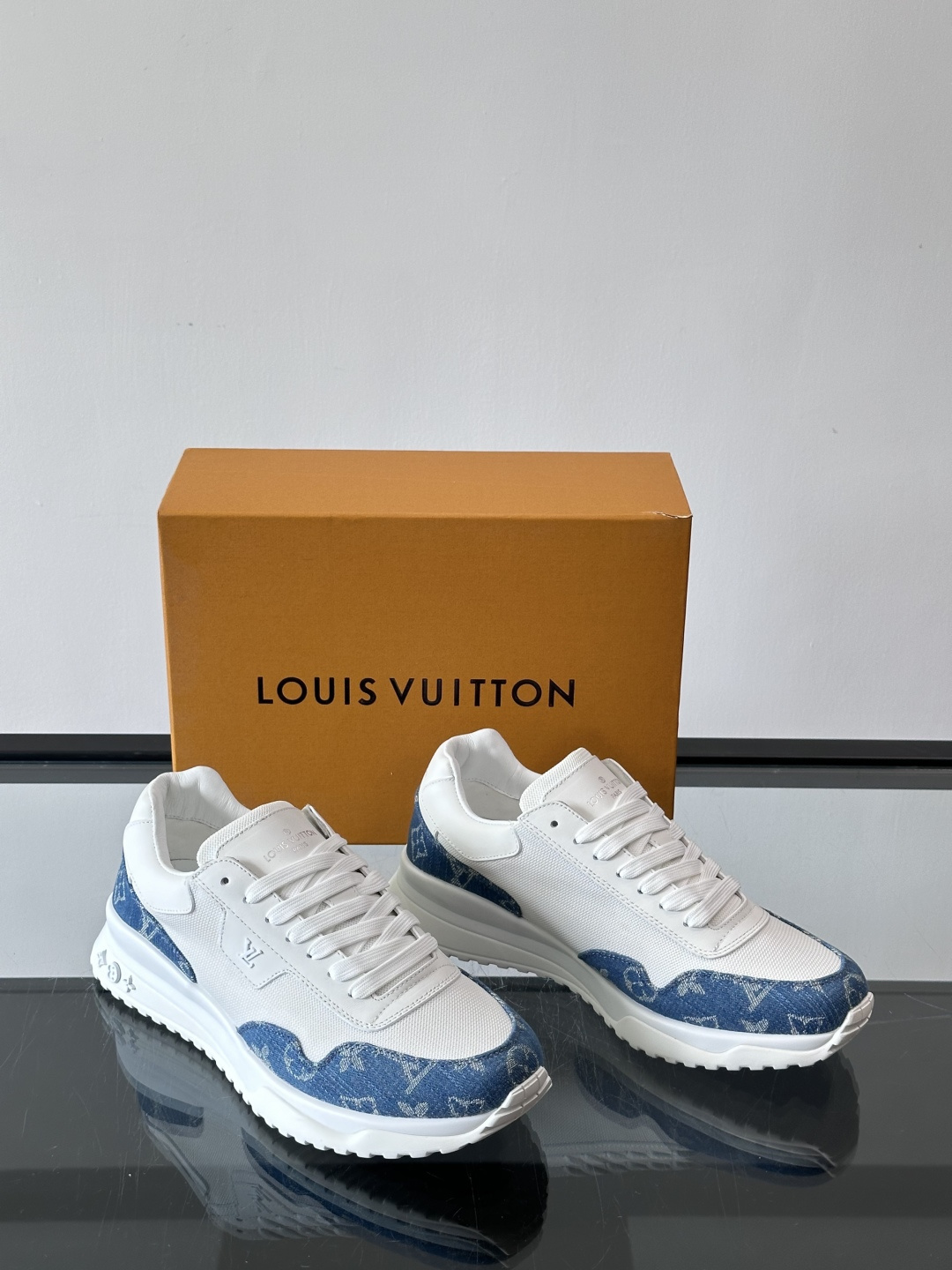 L.v 🆕RUN AWAY 运动鞋，本款 Run Away 运动鞋选用头层牛皮拼透气原版材质，楔形橡胶外