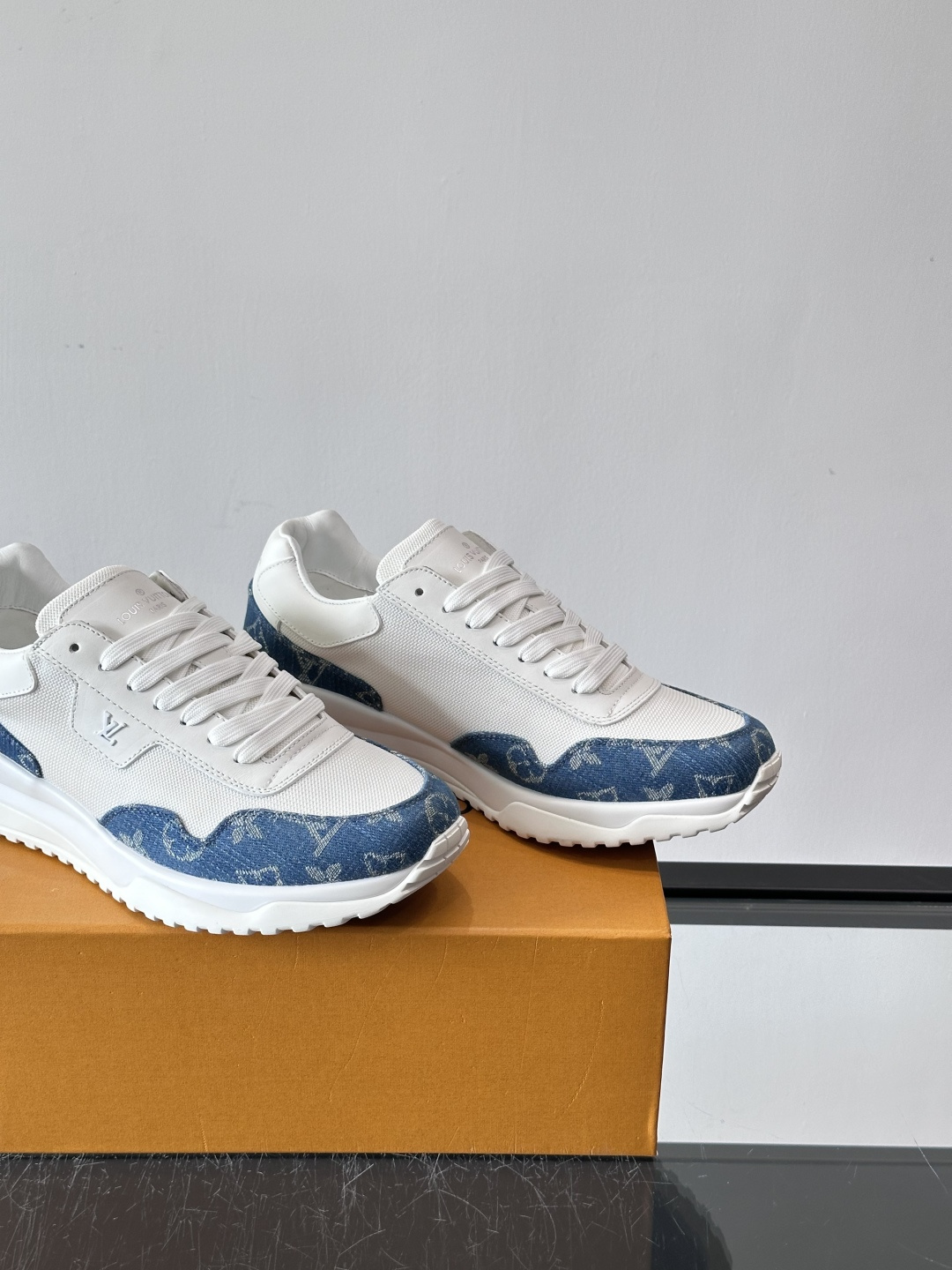 L.v 🆕RUN AWAY 运动鞋，本款 Run Away 运动鞋选用头层牛皮拼透气原版材质，楔形橡胶外