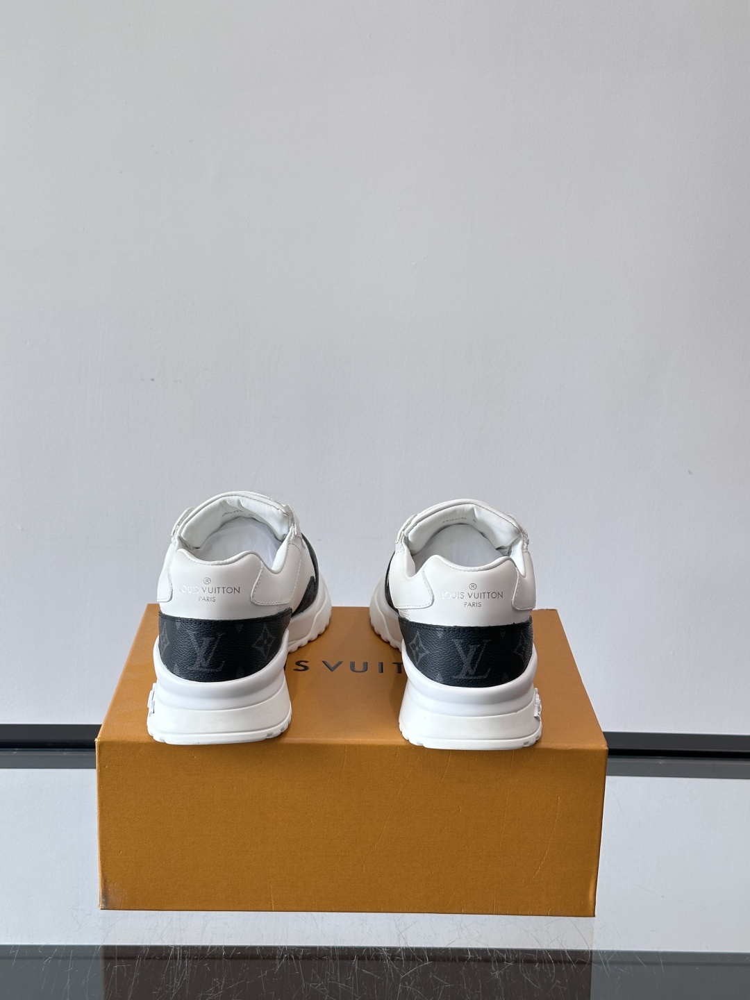 L.v 🆕RUN AWAY 运动鞋，本款 Run Away 运动鞋选用头层牛皮拼透气原版材质，楔形橡胶外