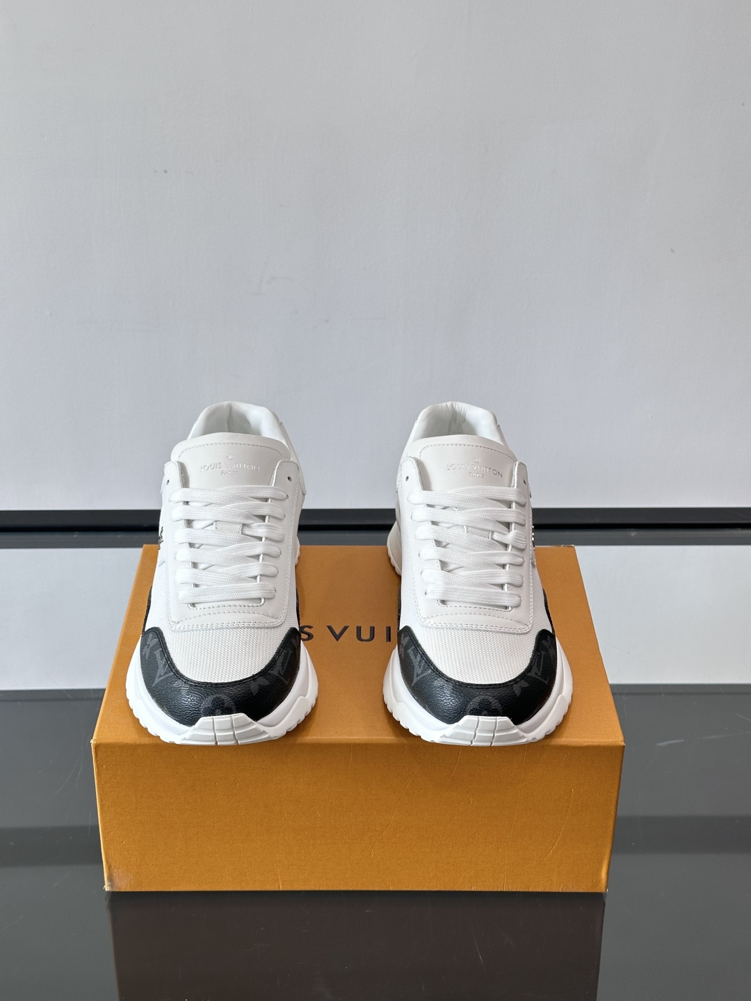 L.v 🆕RUN AWAY 运动鞋，本款 Run Away 运动鞋选用头层牛皮拼透气原版材质，楔形橡胶外