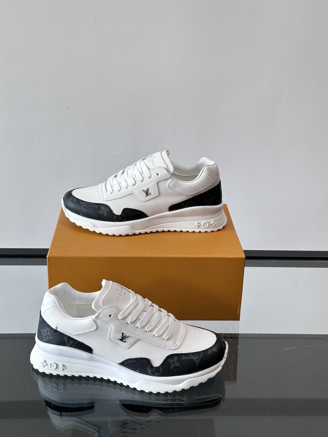 L.v 🆕RUN AWAY 运动鞋，本款 Run Away 运动鞋选用头层牛皮拼透气原版材质，楔形橡胶外