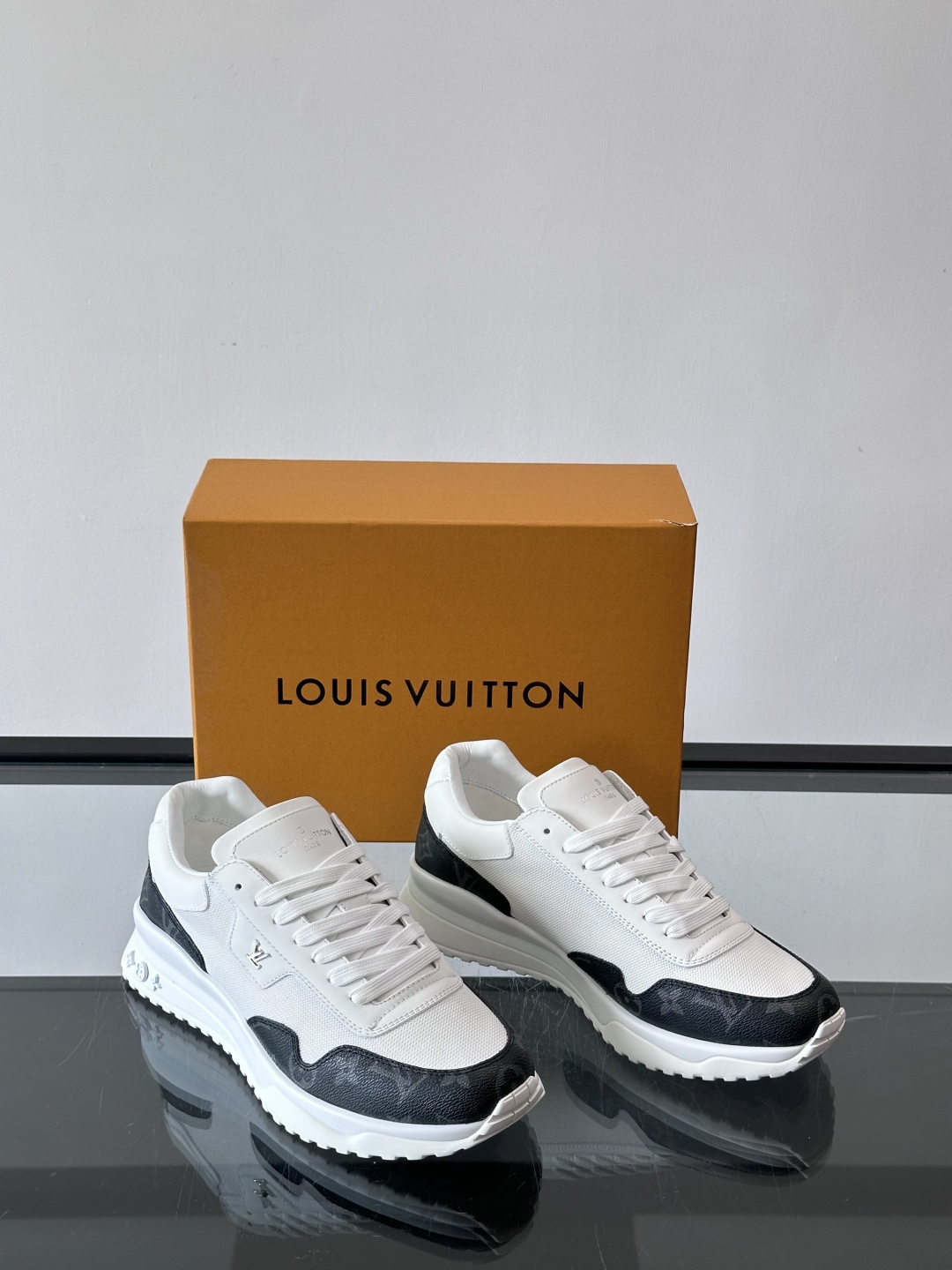 L.v 🆕RUN AWAY 运动鞋，本款 Run Away 运动鞋选用头层牛皮拼透气原版材质，楔形橡胶外