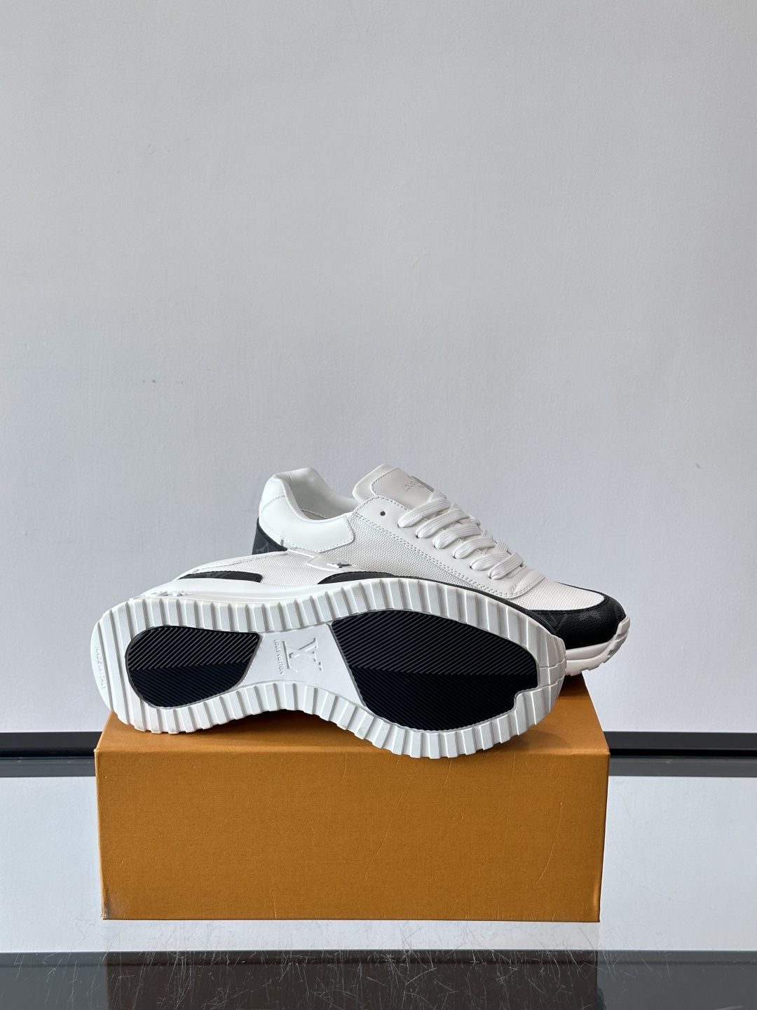 L.v 🆕RUN AWAY 运动鞋，本款 Run Away 运动鞋选用头层牛皮拼透气原版材质，楔形橡胶外