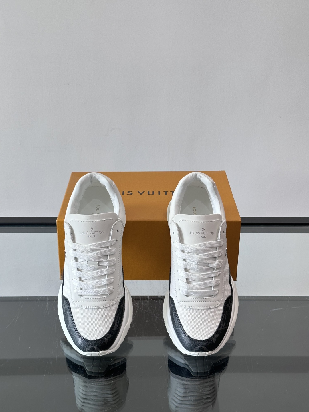 L.v 🆕RUN AWAY 运动鞋，本款 Run Away 运动鞋选用头层牛皮拼透气原版材质，楔形橡胶外