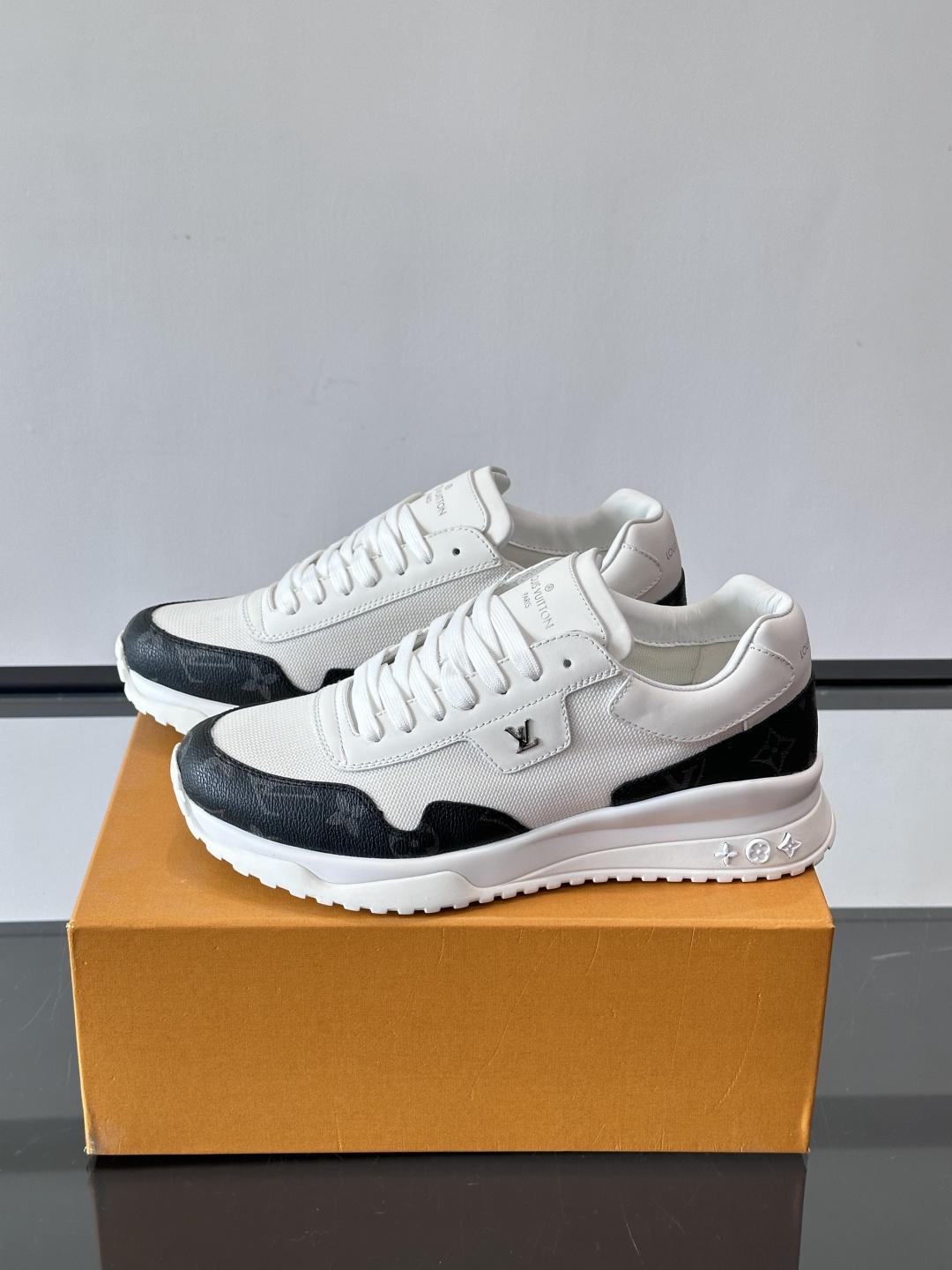 L.v 🆕RUN AWAY 运动鞋，本款 Run Away 运动鞋选用头层牛皮拼透气原版材质，楔形橡胶外