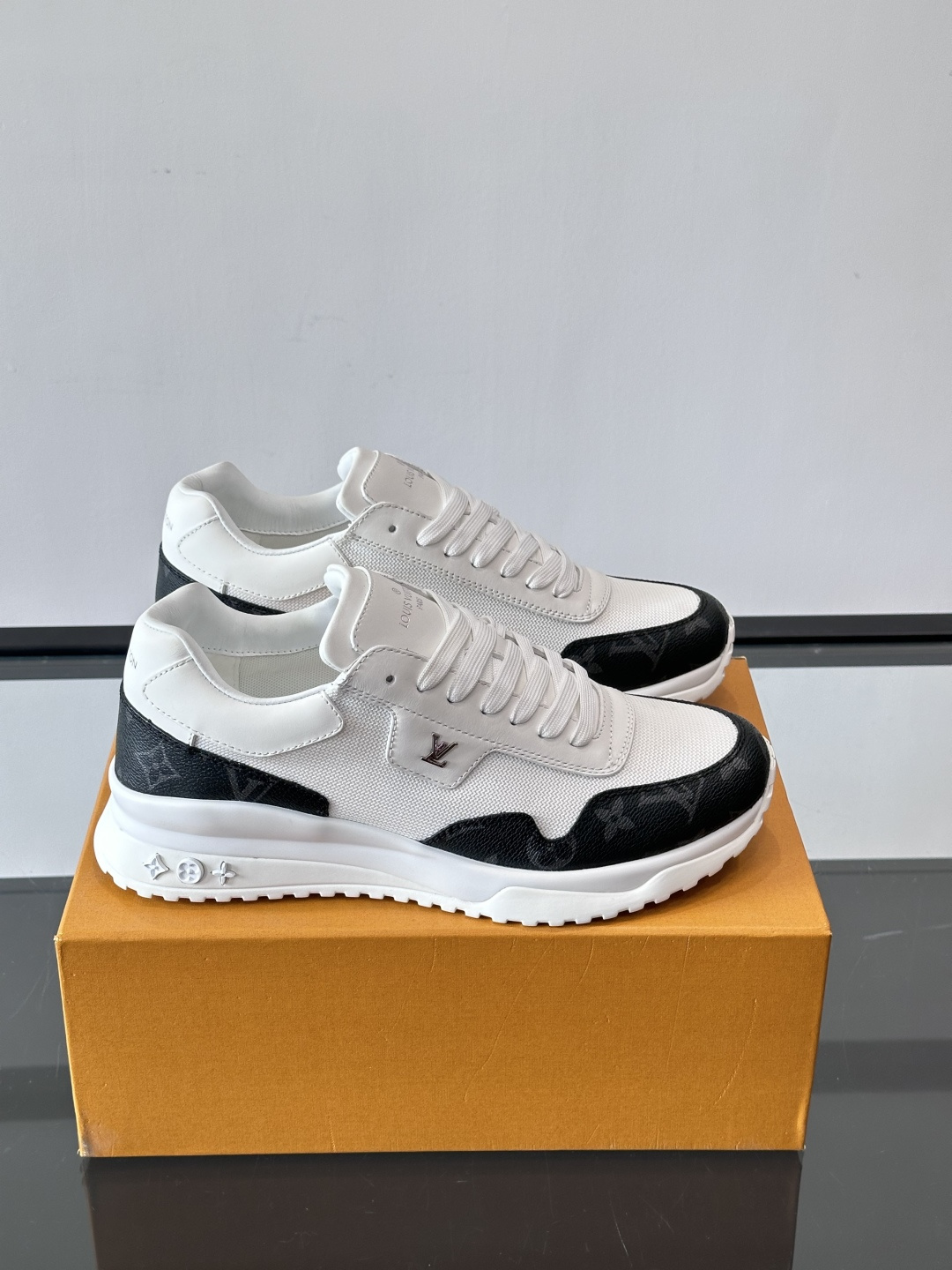 NO:574971,L.v RUN AWAY sneakers, this Run Away sneaker is made of top-layer cowhide and breathable original material. The wedge-shaped rubber outsole continues the running shoe design, embellished with Monogram flowers, the L.V letter is marked on the tongue, and the Louis Vuitton Paris logo is embellished on the back. It is equipped with brand logo cotton feet, and the mesh inner heel is wrapped with cowhide stitching. The upper foot is comfortable and breathable!  ,size39-44 (38.45.46 customized),,louis vuitton,sneakers,cowhide19860909L.v RUN AWAY 运动鞋,本款 Run Away 运动鞋选用头层牛皮拼透气原版材质,楔形橡胶外底延续跑鞋设计,缀 Monogram 花卉,L v字母标注鞋舌,路易威登巴黎标识点缀后部.搭配品牌标识棉垫脚,网面内里后跟牛皮拼接包裹,上脚舒适透气！ ,size39-44（38.45.46定制）,,louis vuitton,sneakers,cowhide,Men's shoes