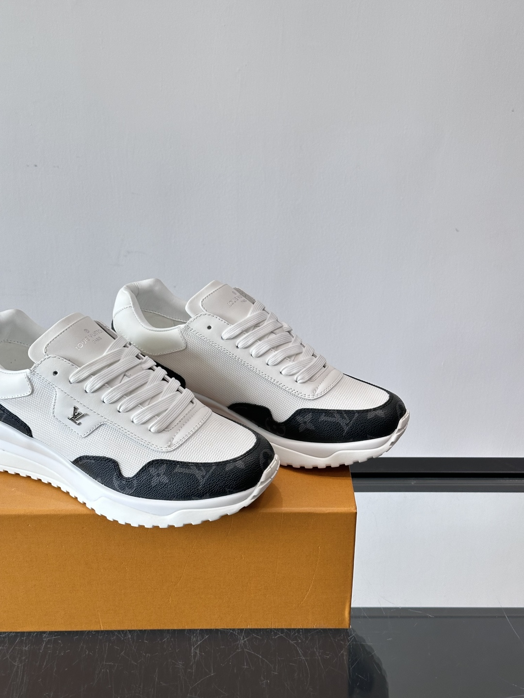 L.v 🆕RUN AWAY 运动鞋，本款 Run Away 运动鞋选用头层牛皮拼透气原版材质，楔形橡胶外