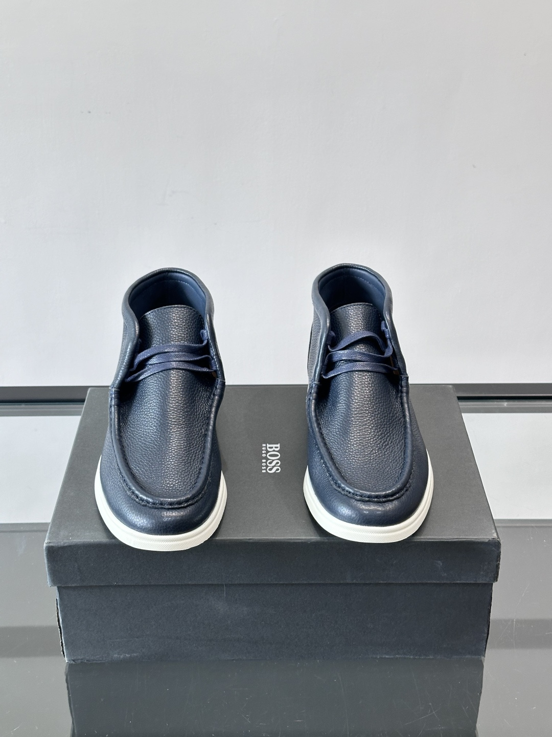 boss男士休闲鞋，选用柔软牛皮，质感高级又透气，日常通勤或休闲都很适合！鞋面简约，经典系带+一脚蹬设计
