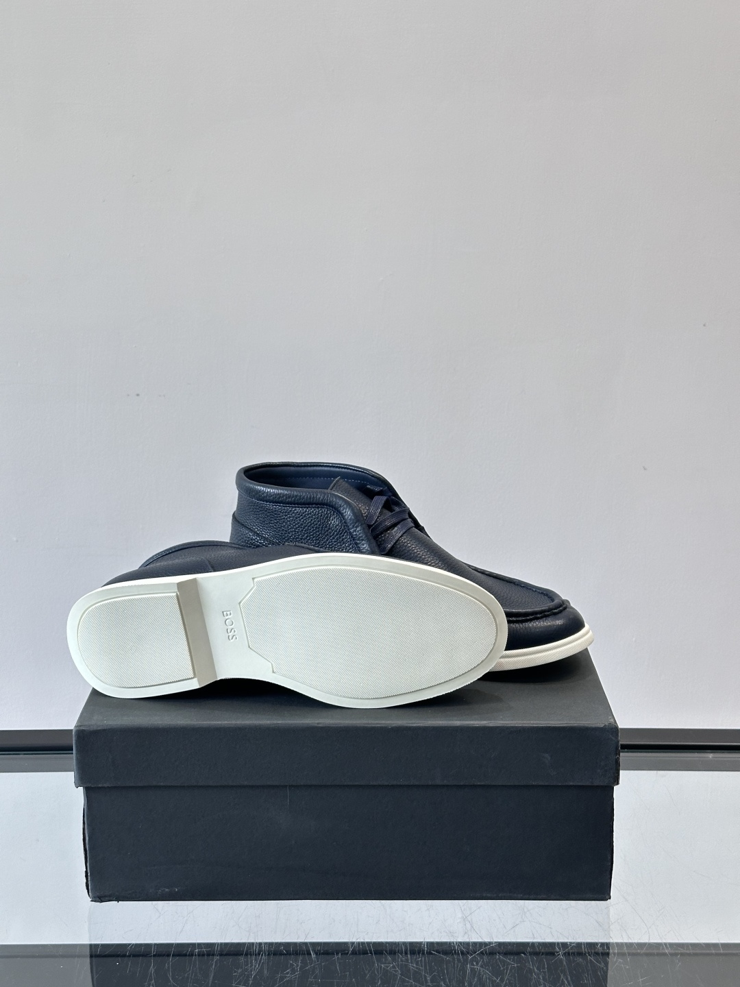 boss男士休闲鞋，选用柔软牛皮，质感高级又透气，日常通勤或休闲都很适合！鞋面简约，经典系带+一脚蹬设计