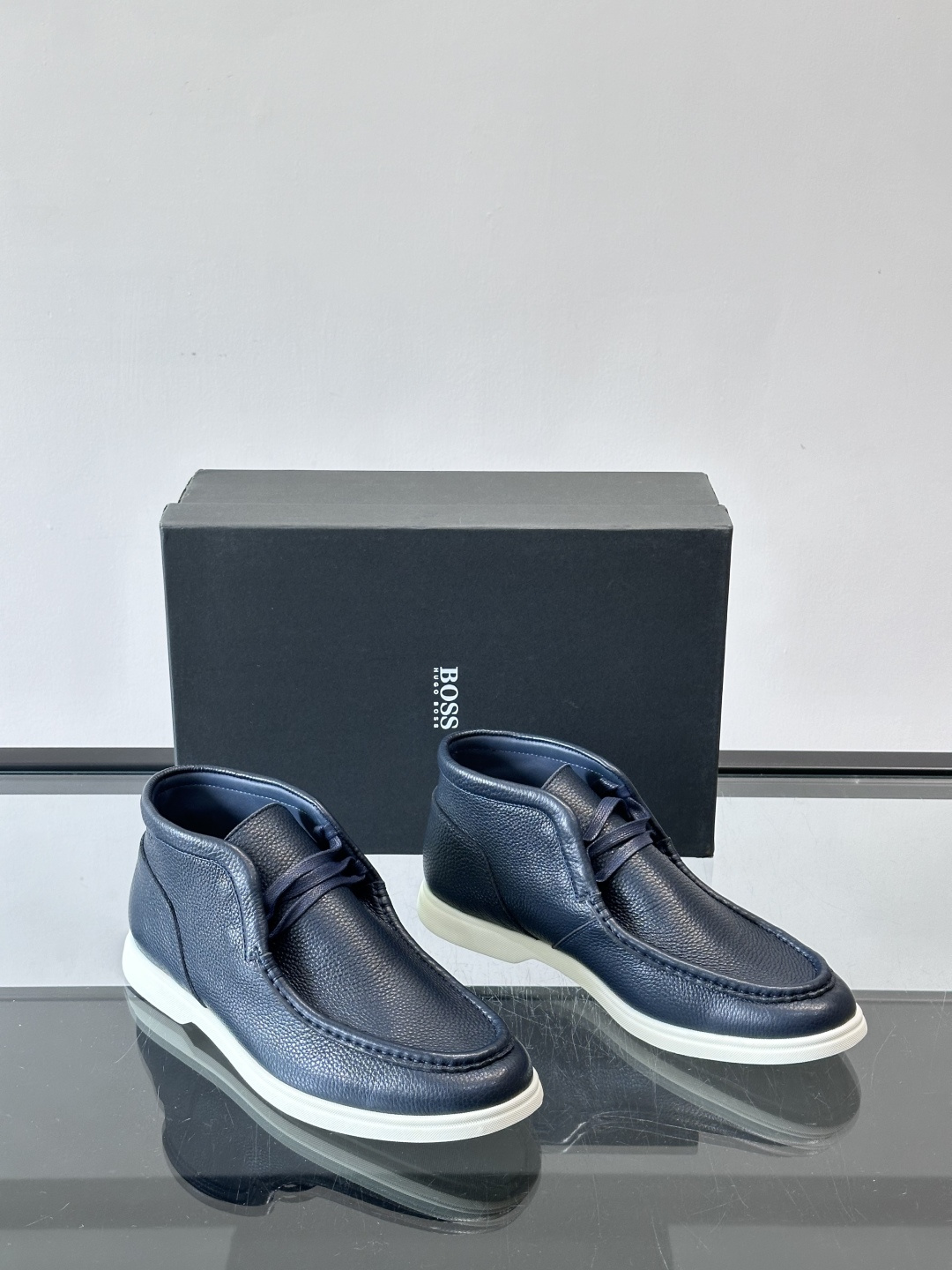 boss男士休闲鞋，选用柔软牛皮，质感高级又透气，日常通勤或休闲都很适合！鞋面简约，经典系带+一脚蹬设计