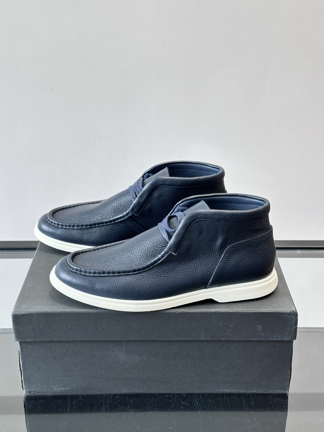 boss男士休闲鞋，选用柔软牛皮，质感高级又透气，日常通勤或休闲都很适合！鞋面简约，经典系带+一脚蹬设计