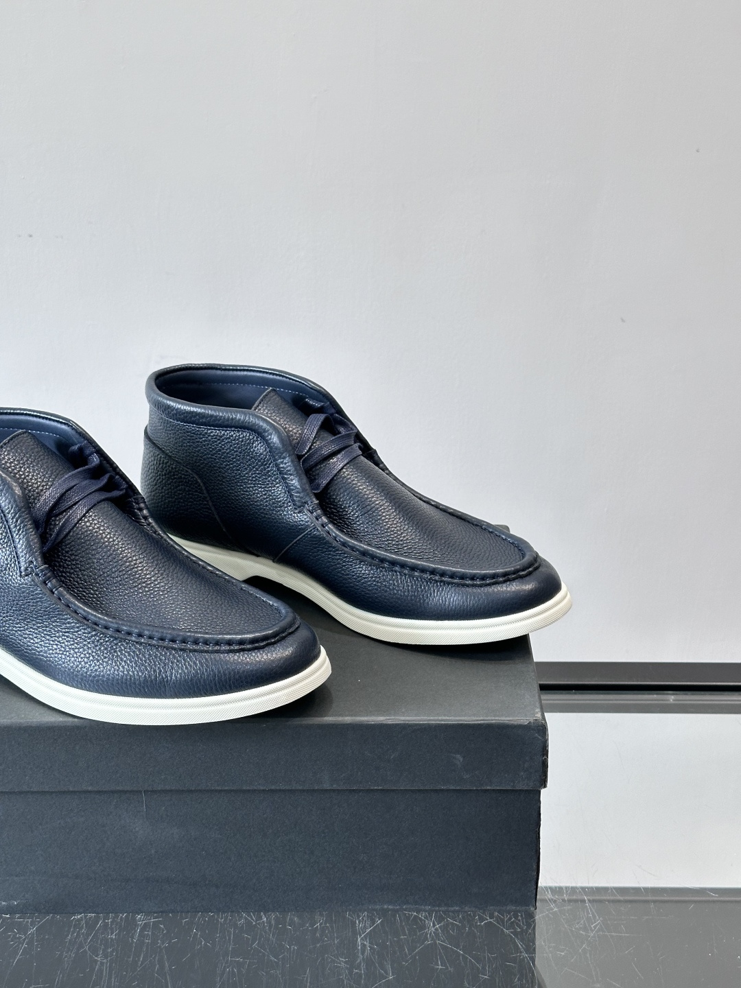 boss男士休闲鞋，选用柔软牛皮，质感高级又透气，日常通勤或休闲都很适合！鞋面简约，经典系带+一脚蹬设计