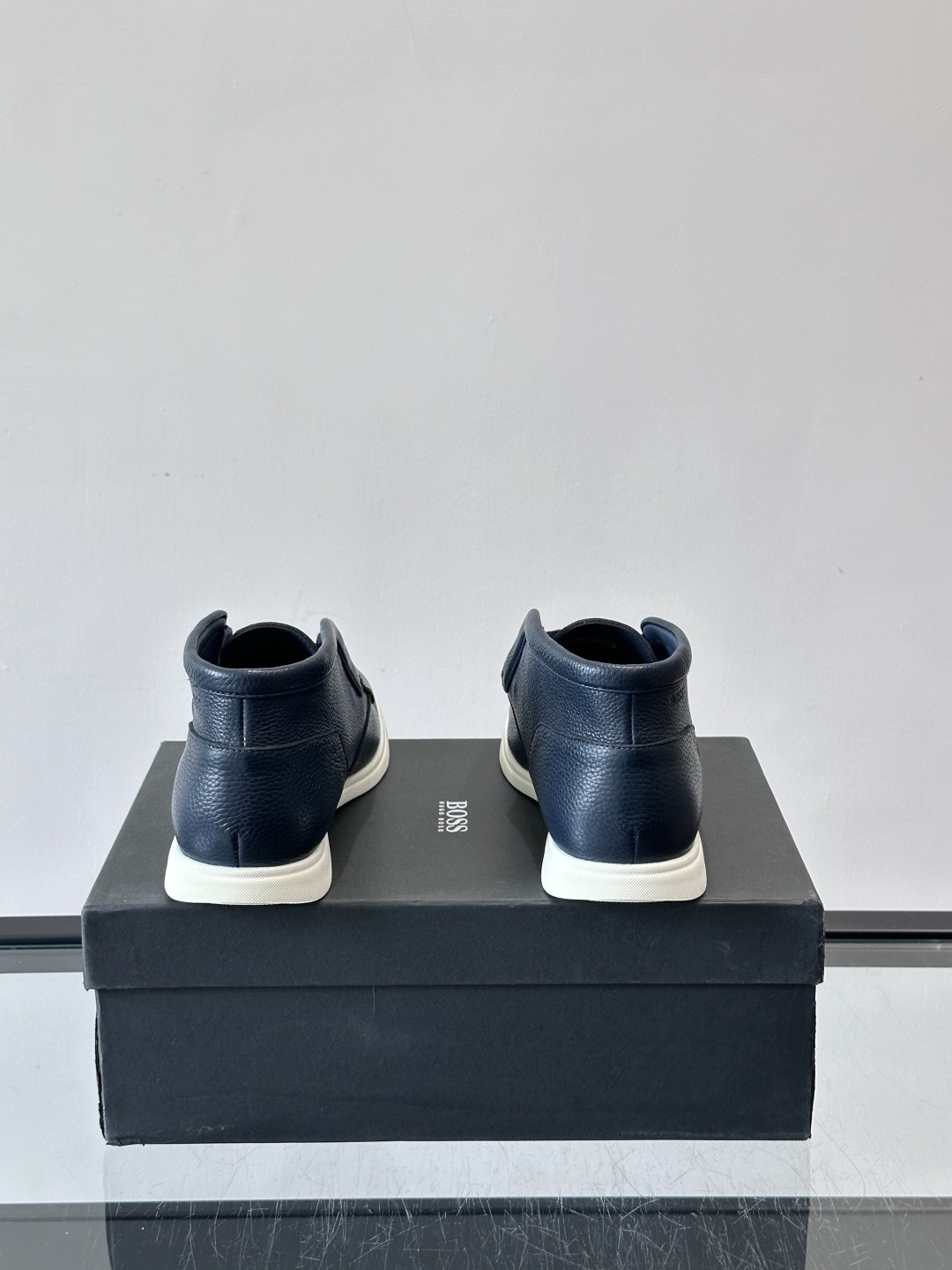 boss男士休闲鞋，选用柔软牛皮，质感高级又透气，日常通勤或休闲都很适合！鞋面简约，经典系带+一脚蹬设计