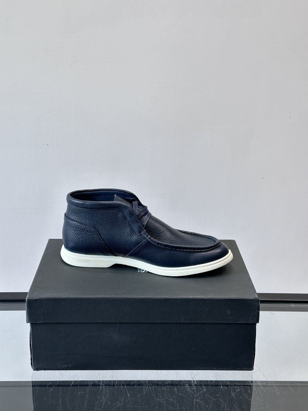 boss男士休闲鞋，选用柔软牛皮，质感高级又透气，日常通勤或休闲都很适合！鞋面简约，经典系带+一脚蹬设计