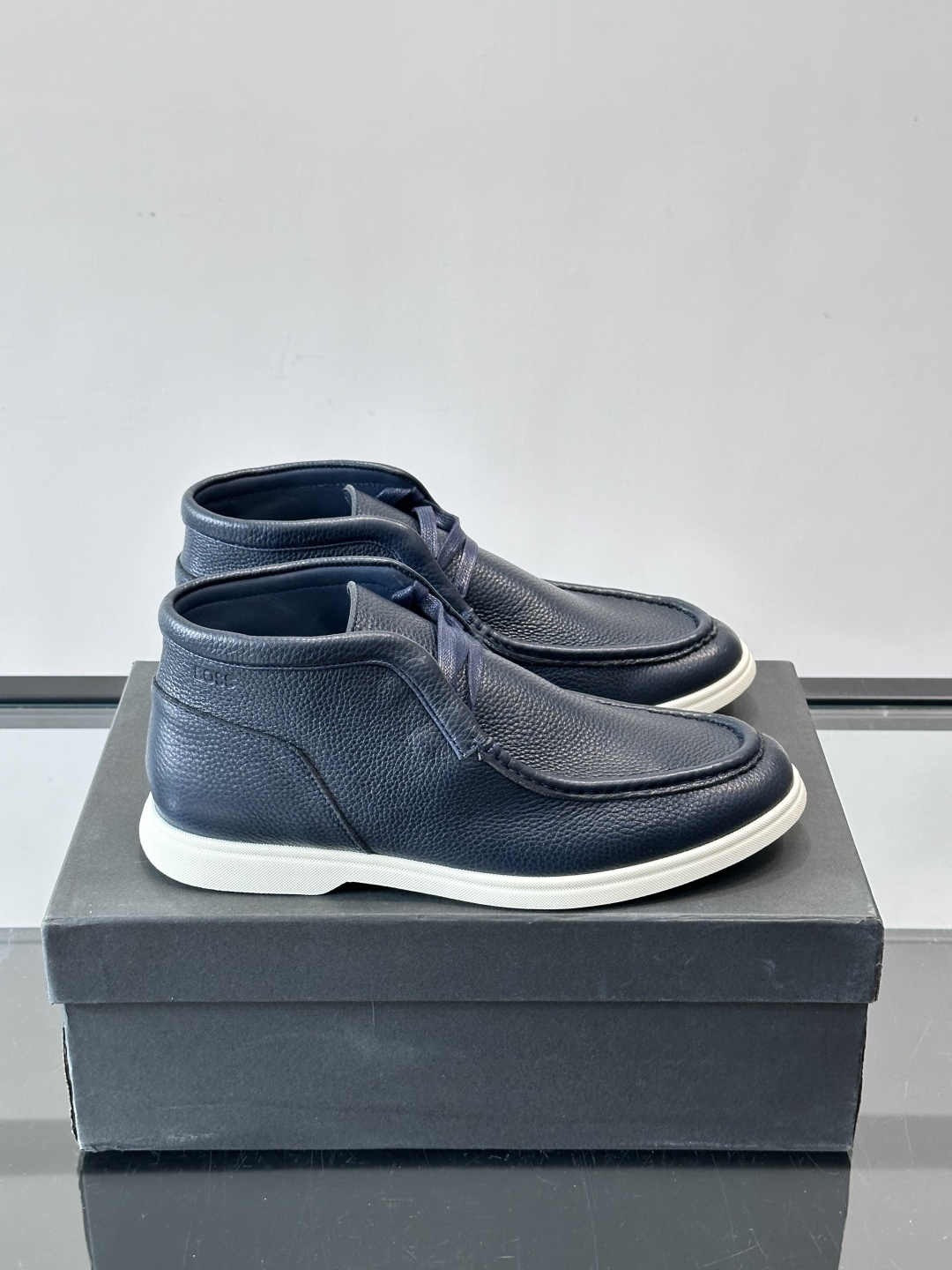 boss男士休闲鞋，选用柔软牛皮，质感高级又透气，日常通勤或休闲都很适合！鞋面简约，经典系带+一脚蹬设计