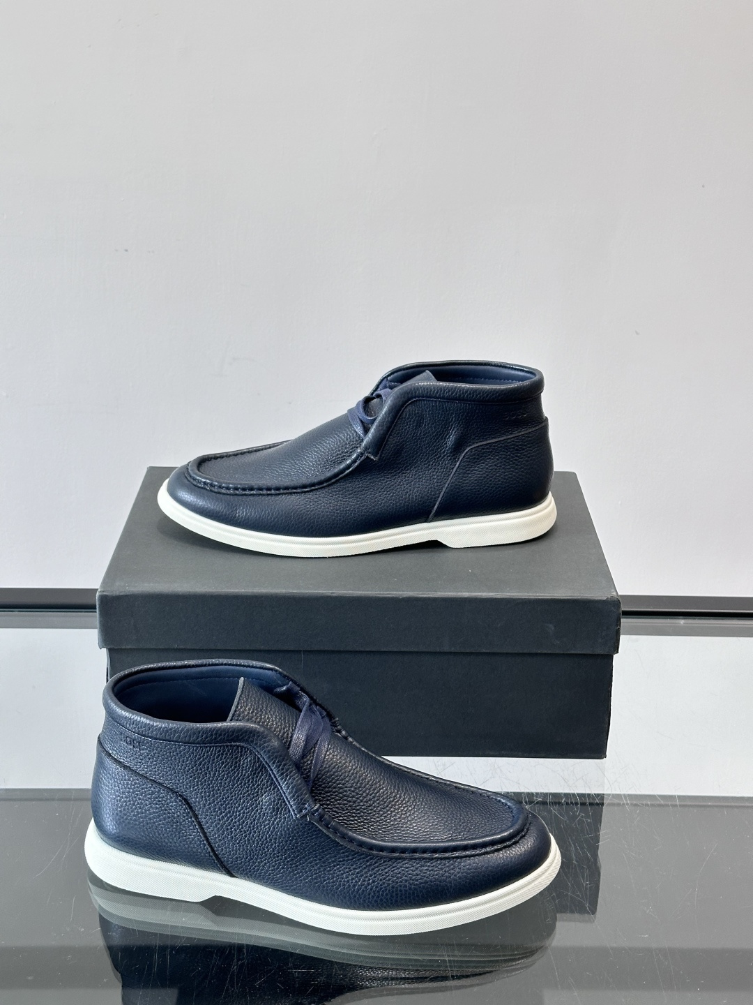 boss男士休闲鞋，选用柔软牛皮，质感高级又透气，日常通勤或休闲都很适合！鞋面简约，经典系带+一脚蹬设计