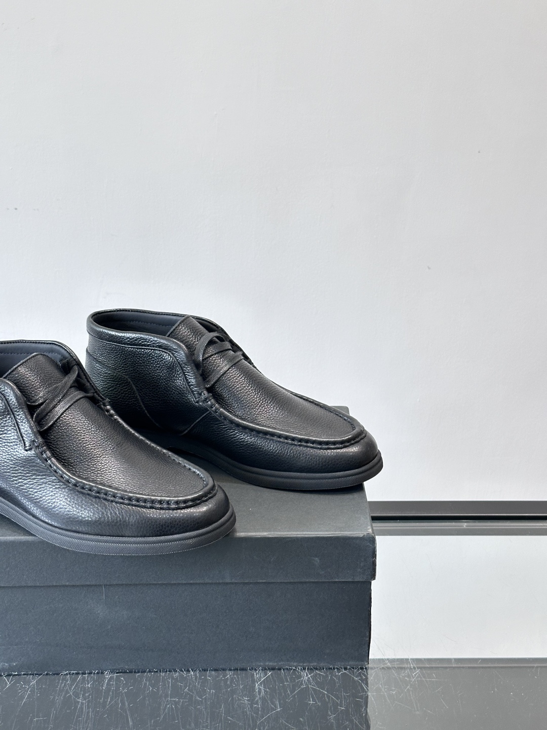 boss男士休闲鞋，选用柔软牛皮，质感高级又透气，日常通勤或休闲都很适合！鞋面简约，经典系带+一脚蹬设计