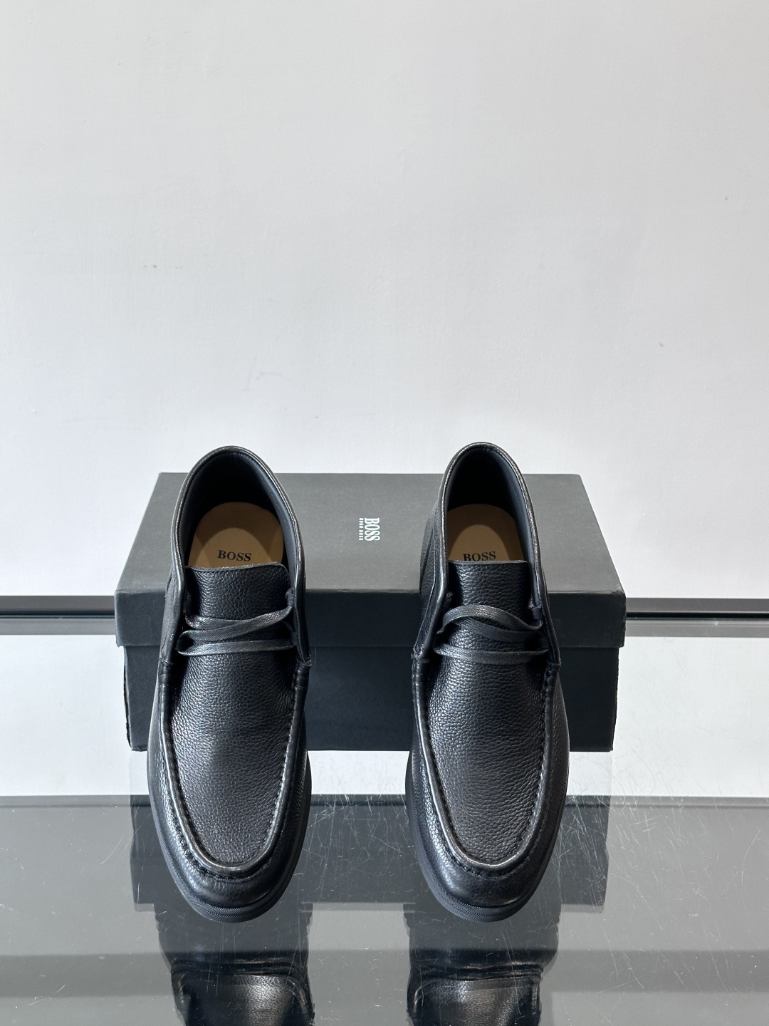 boss男士休闲鞋，选用柔软牛皮，质感高级又透气，日常通勤或休闲都很适合！鞋面简约，经典系带+一脚蹬设计