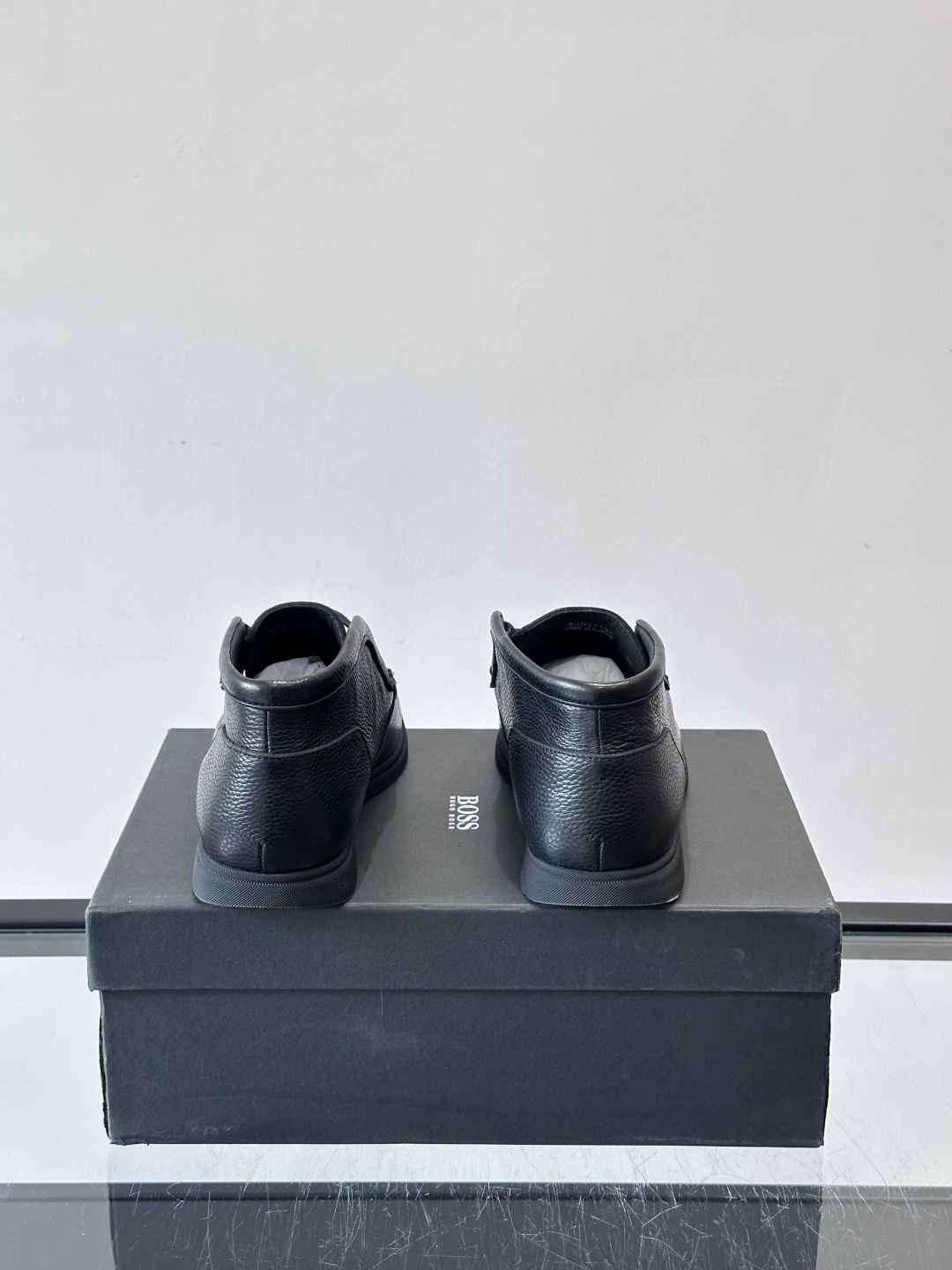 boss男士休闲鞋，选用柔软牛皮，质感高级又透气，日常通勤或休闲都很适合！鞋面简约，经典系带+一脚蹬设计