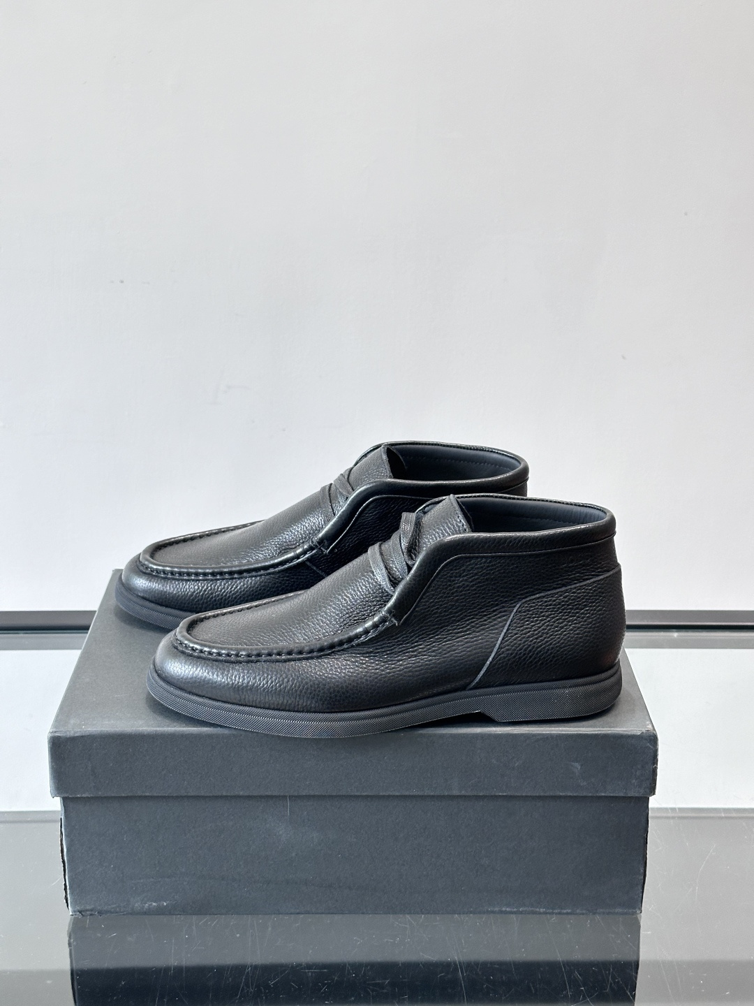 boss男士休闲鞋，选用柔软牛皮，质感高级又透气，日常通勤或休闲都很适合！鞋面简约，经典系带+一脚蹬设计