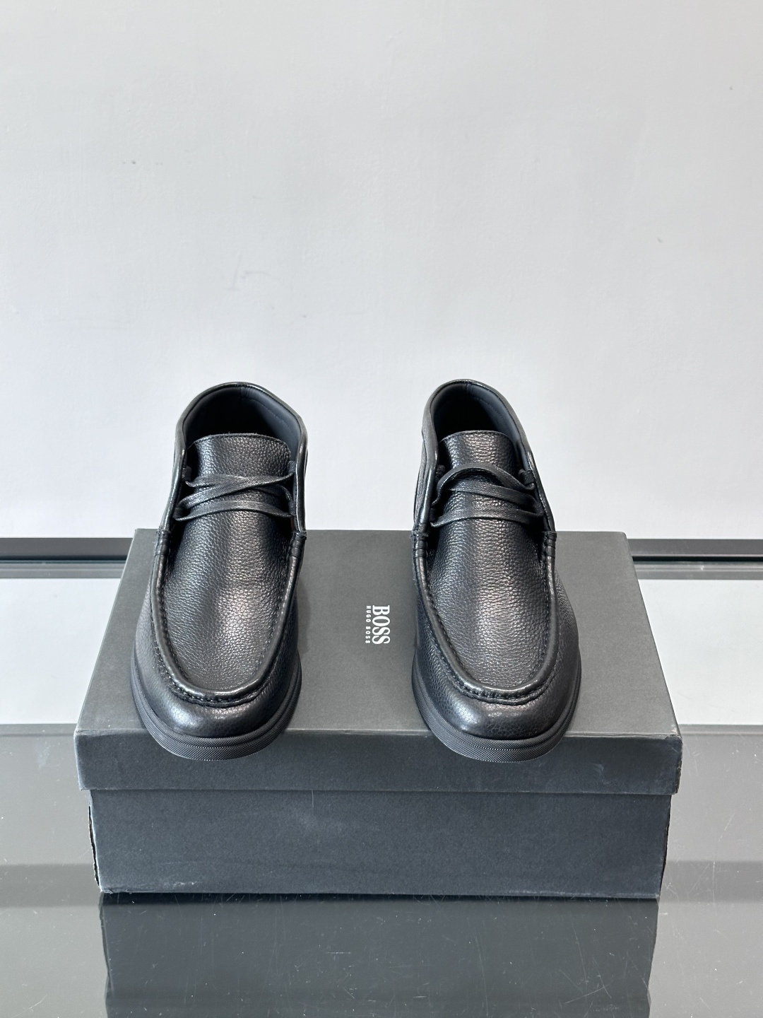 boss男士休闲鞋，选用柔软牛皮，质感高级又透气，日常通勤或休闲都很适合！鞋面简约，经典系带+一脚蹬设计