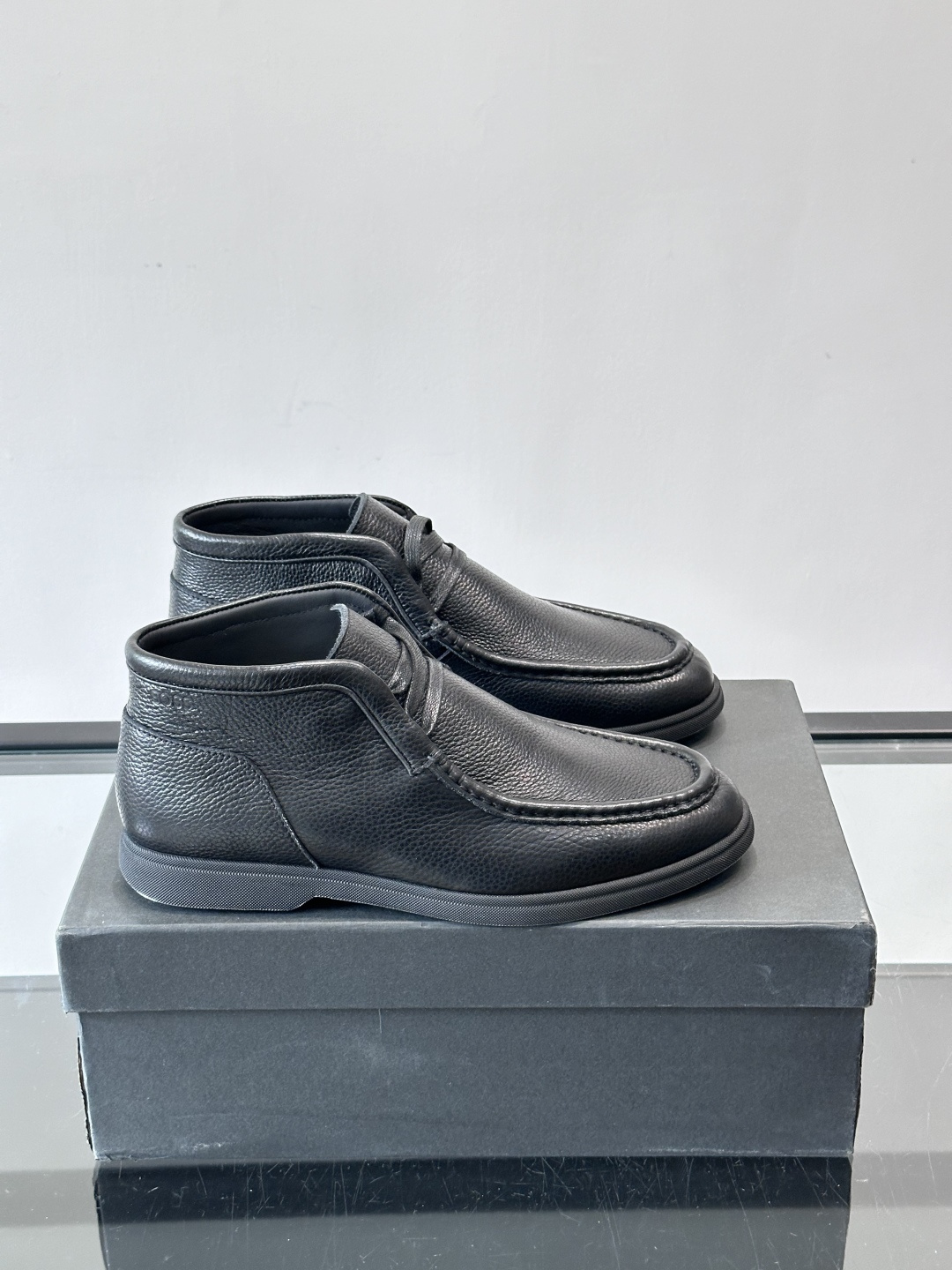 boss男士休闲鞋，选用柔软牛皮，质感高级又透气，日常通勤或休闲都很适合！鞋面简约，经典系带+一脚蹬设计