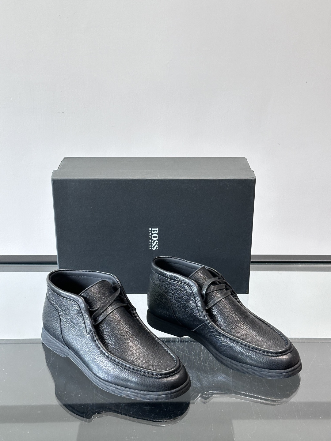 boss男士休闲鞋，选用柔软牛皮，质感高级又透气，日常通勤或休闲都很适合！鞋面简约，经典系带+一脚蹬设计