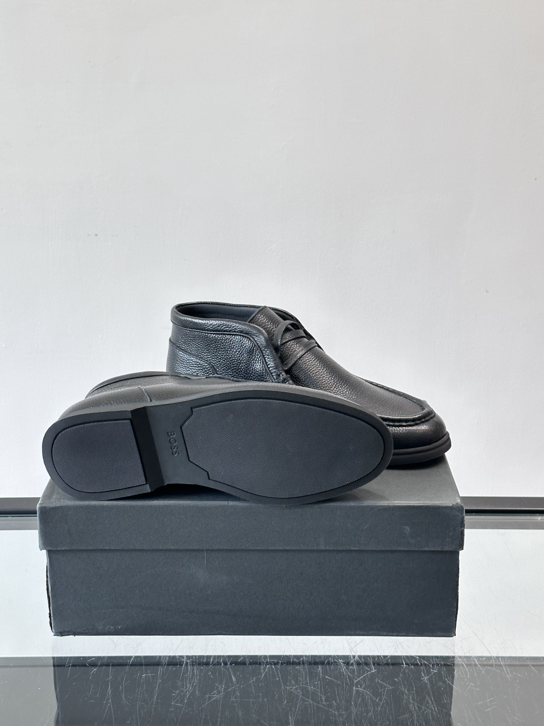 boss男士休闲鞋，选用柔软牛皮，质感高级又透气，日常通勤或休闲都很适合！鞋面简约，经典系带+一脚蹬设计