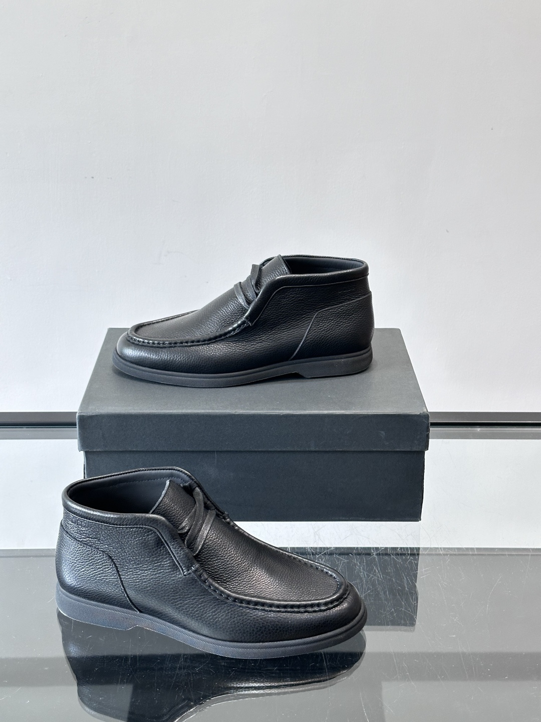 boss男士休闲鞋，选用柔软牛皮，质感高级又透气，日常通勤或休闲都很适合！鞋面简约，经典系带+一脚蹬设计