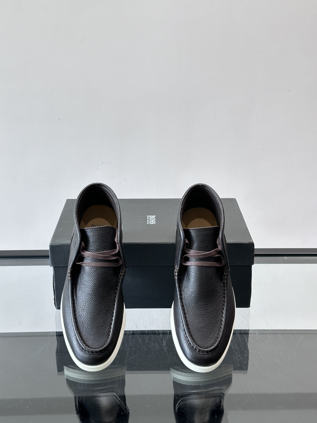 boss男士休闲鞋，选用柔软牛皮，质感高级又透气，日常通勤或休闲都很适合！鞋面简约，经典系带+一脚蹬设计