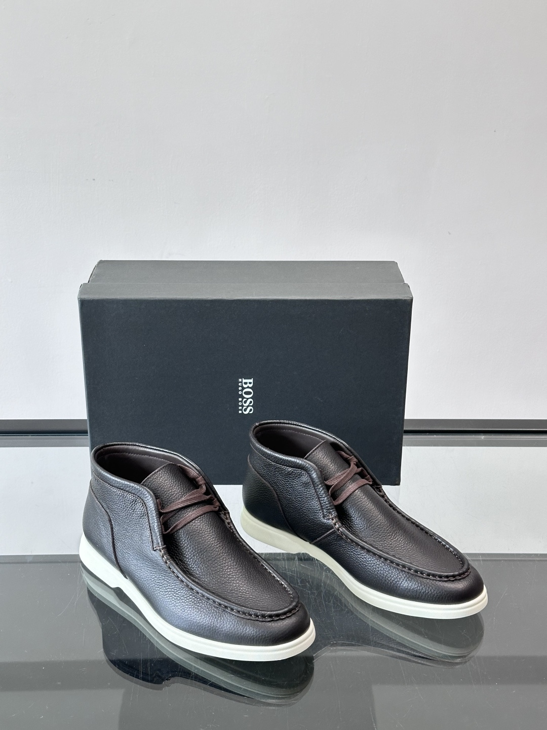 boss男士休闲鞋，选用柔软牛皮，质感高级又透气，日常通勤或休闲都很适合！鞋面简约，经典系带+一脚蹬设计