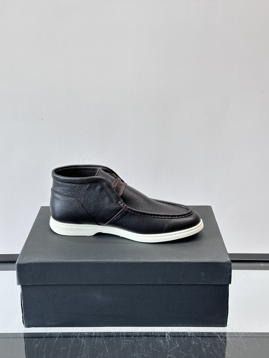 boss男士休闲鞋，选用柔软牛皮，质感高级又透气，日常通勤或休闲都很适合！鞋面简约，经典系带+一脚蹬设计